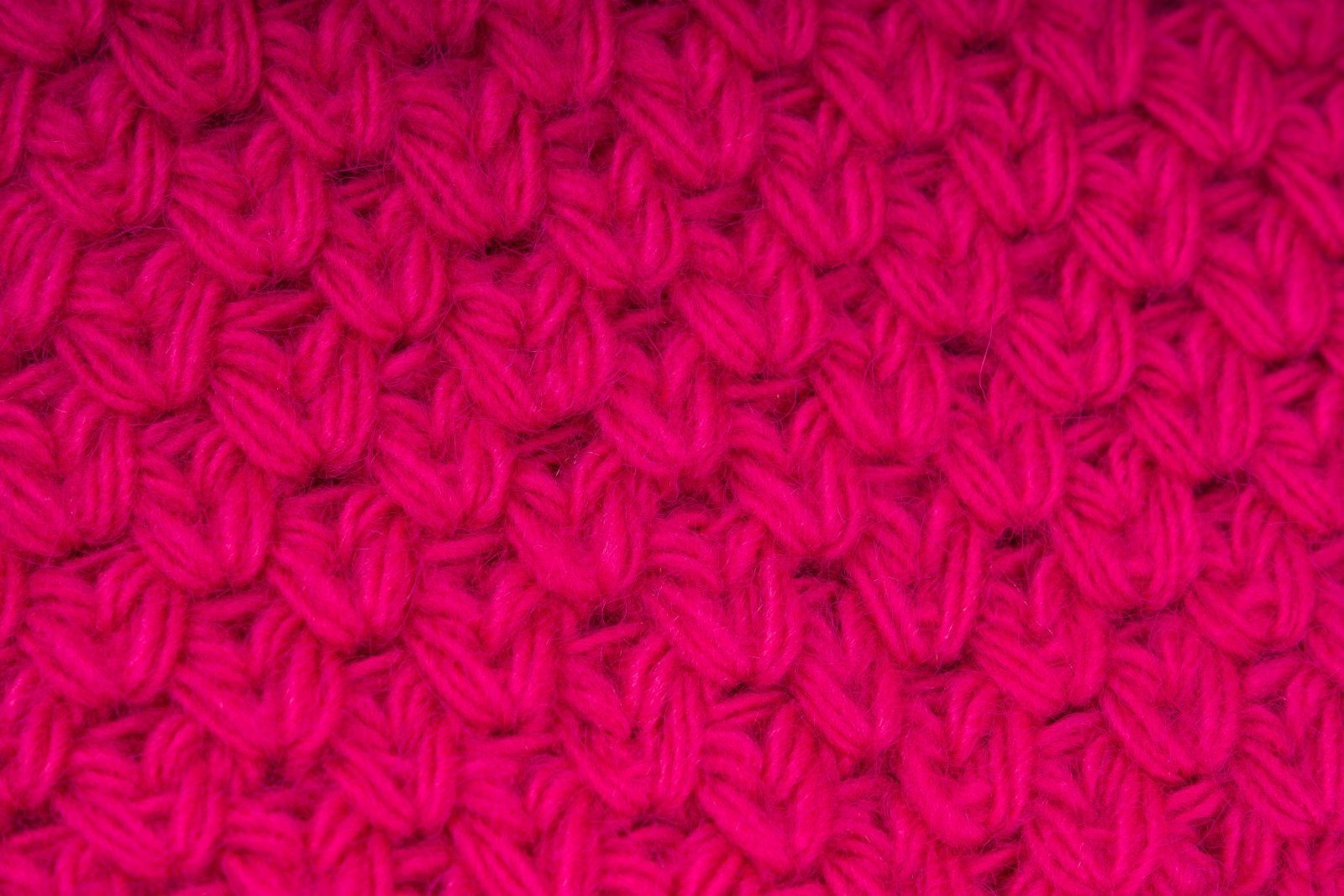 styleBREAKER Bommelmütze Bommelmütze V-Muster (1-St) Pink Gehäkelt Kinder