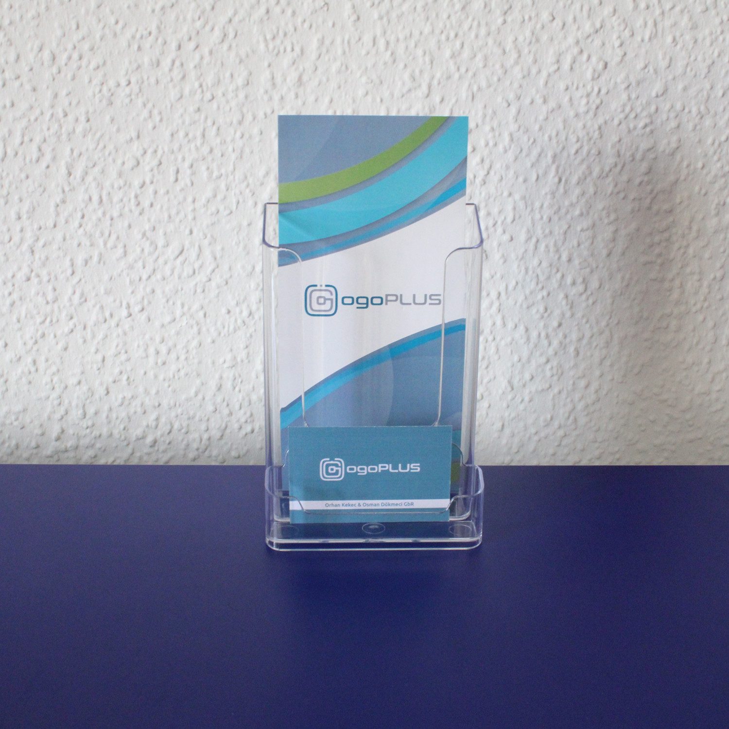 ogoPLUS Zeitungsständer DIN lang Wand-Prospekthalter Hochformat mit Visitenkartenständer