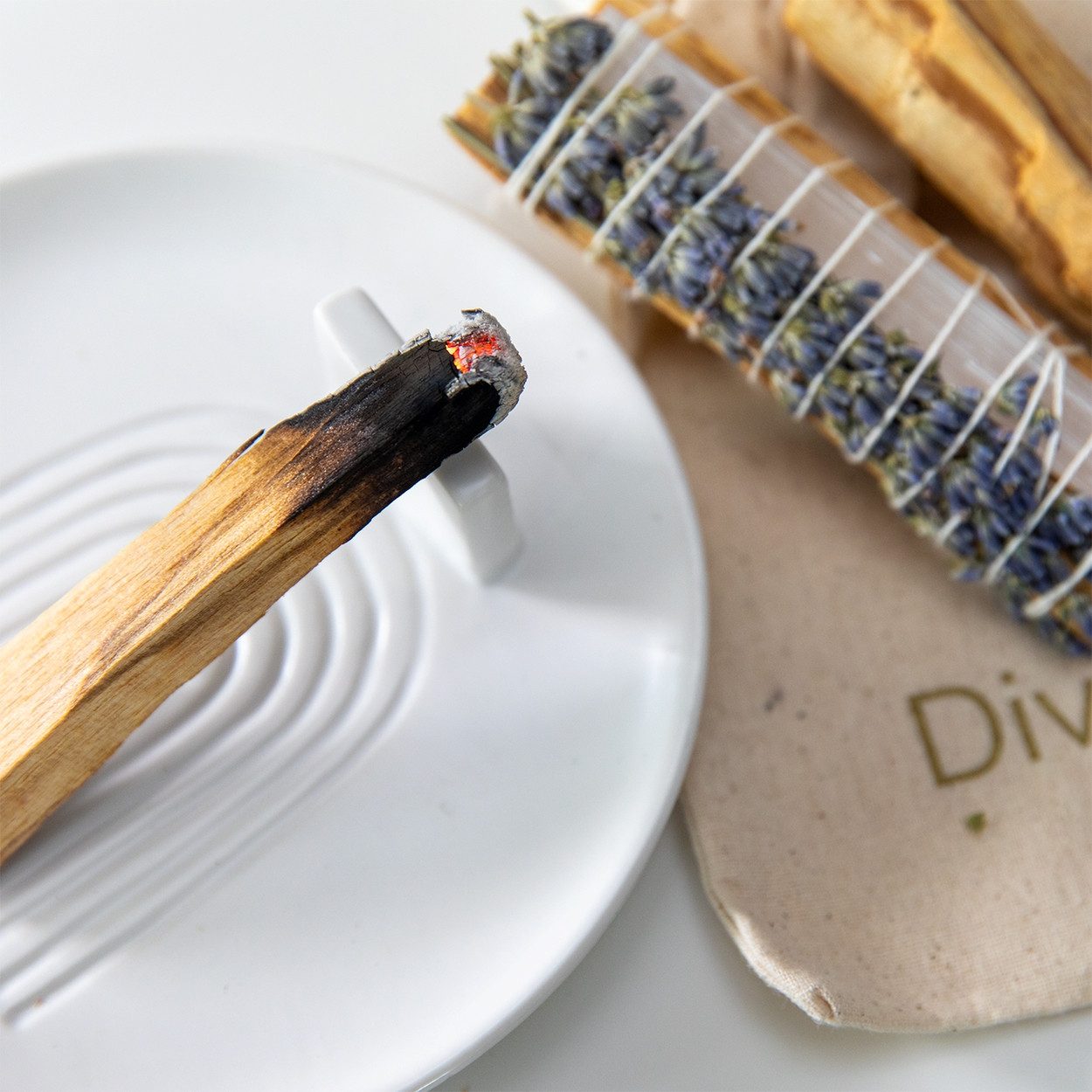 DIVASYA Räucherschale Palo Santo räuchern, für Yoga & Meditation, mit Räucherschale, mit Lavendel und echtem Selenit, inkl. Anleitung, Geschenkidee