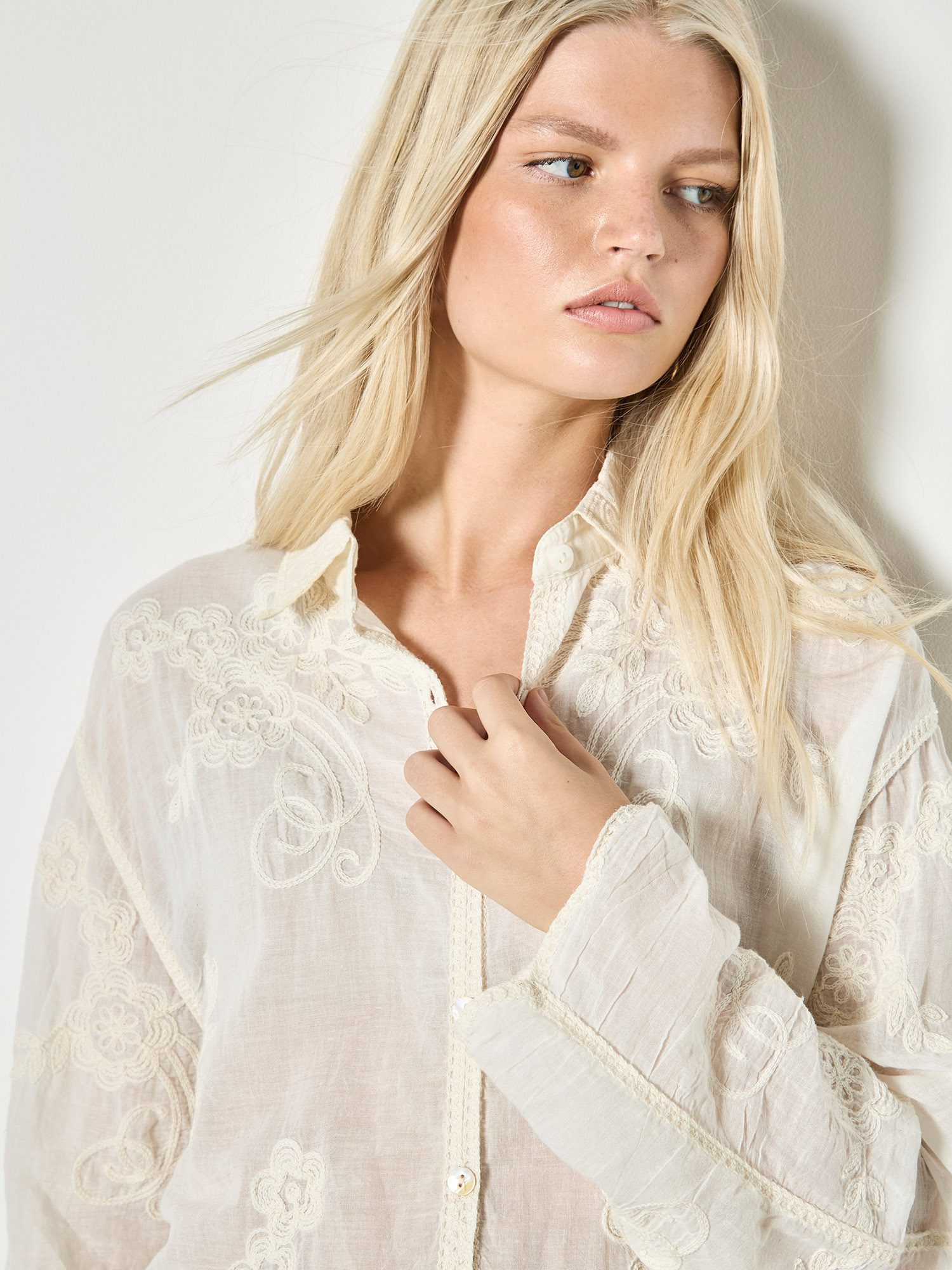 Apricot Spitzenbluse Oversize-Hemd aus Mesh . mit Stickerei