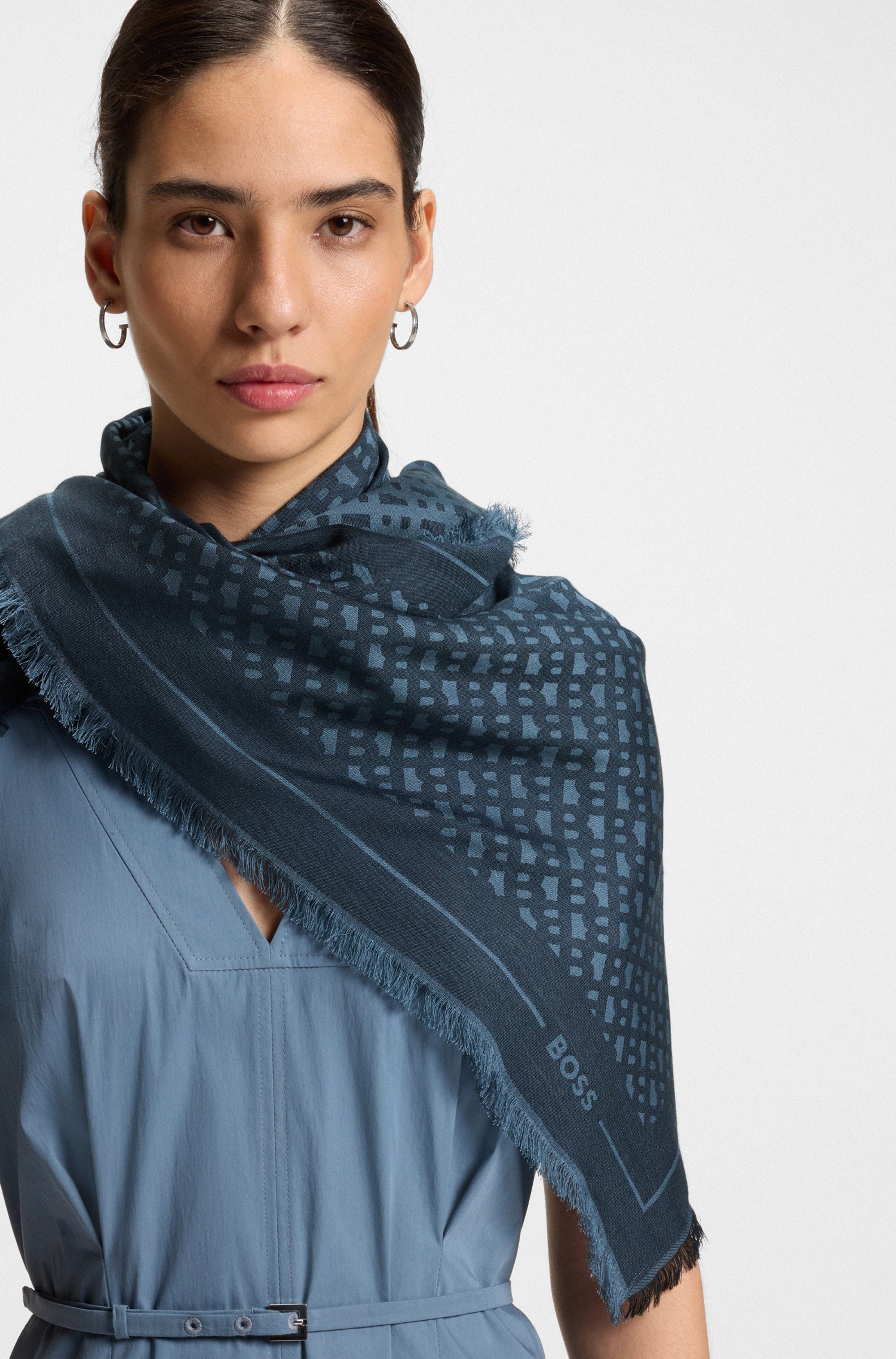 BOSS Schal Ledonia 120*120, mit Jaquardmuster günstig online kaufen