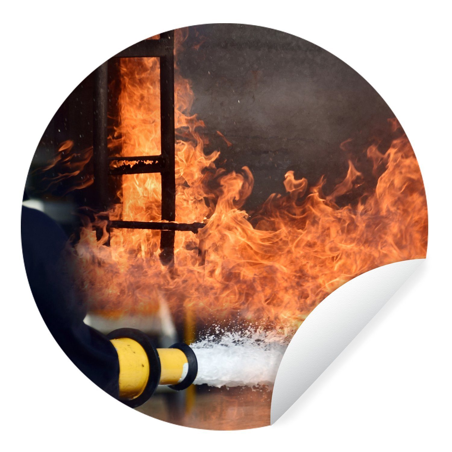 MuchoWow Wandsticker »Feuerwehr löscht das Feuer mit Schaum« (1 St),  Tapetenkreis für Kinderzimmer, Tapetenaufkleber, Rund, Wohnzimmer