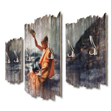 Kreative Feder Wandgarderobe Junger Buddhist, Dreiteilige Wandgarderobe aus Holz