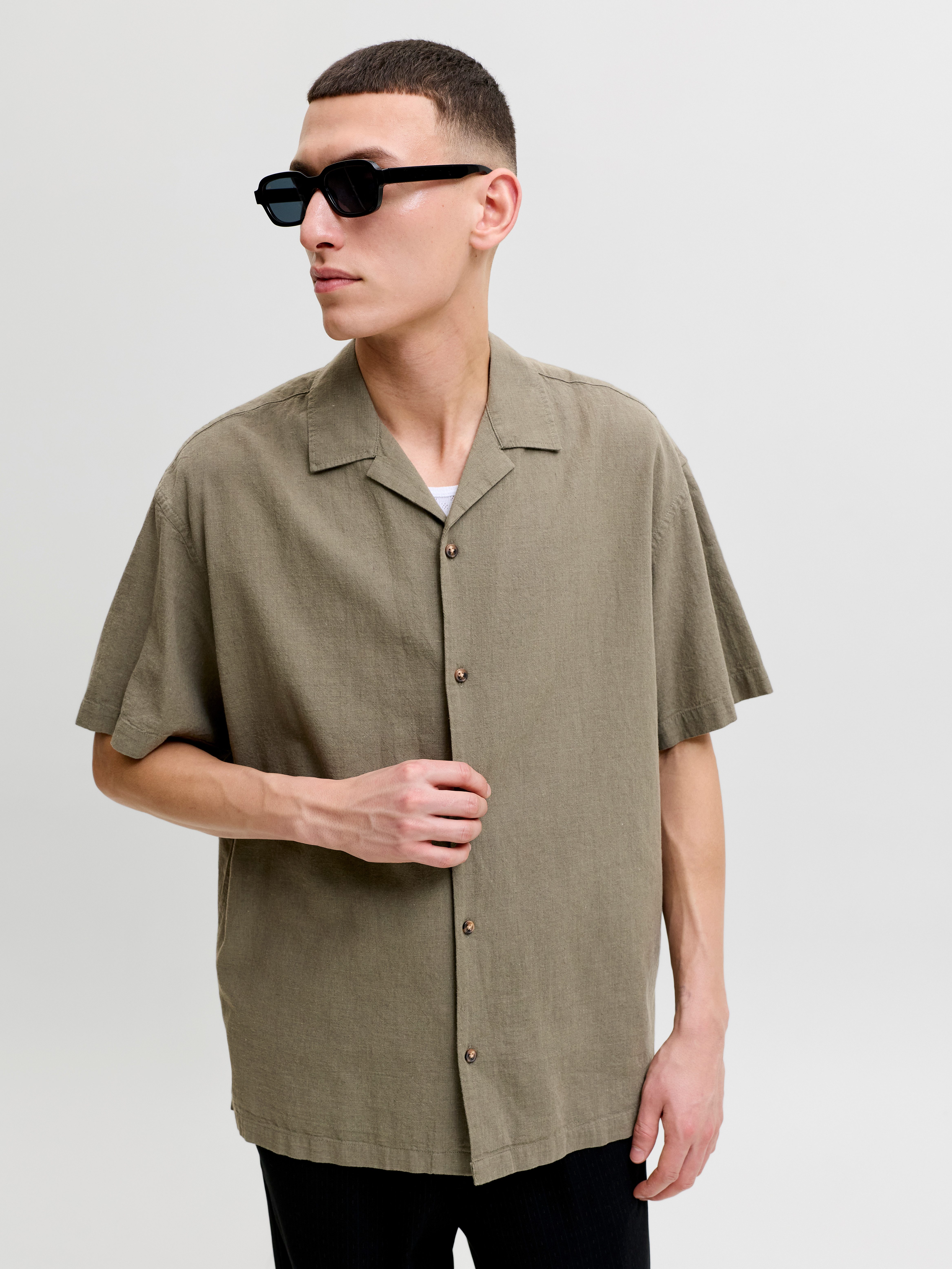 Jack & Jones Kurzarmhemd JJESUMMER LINEN BLEND RESORT SHIRT SS SN Baumwollmischung, relaxed fit