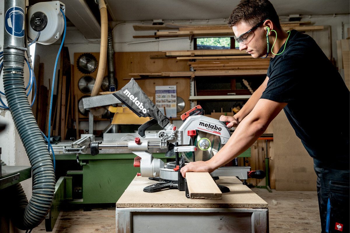 metabo Akku-Kapp-Gehrungssäge KGS 18 LTX BL 254, Kappsäge Ohne Akku im Karton