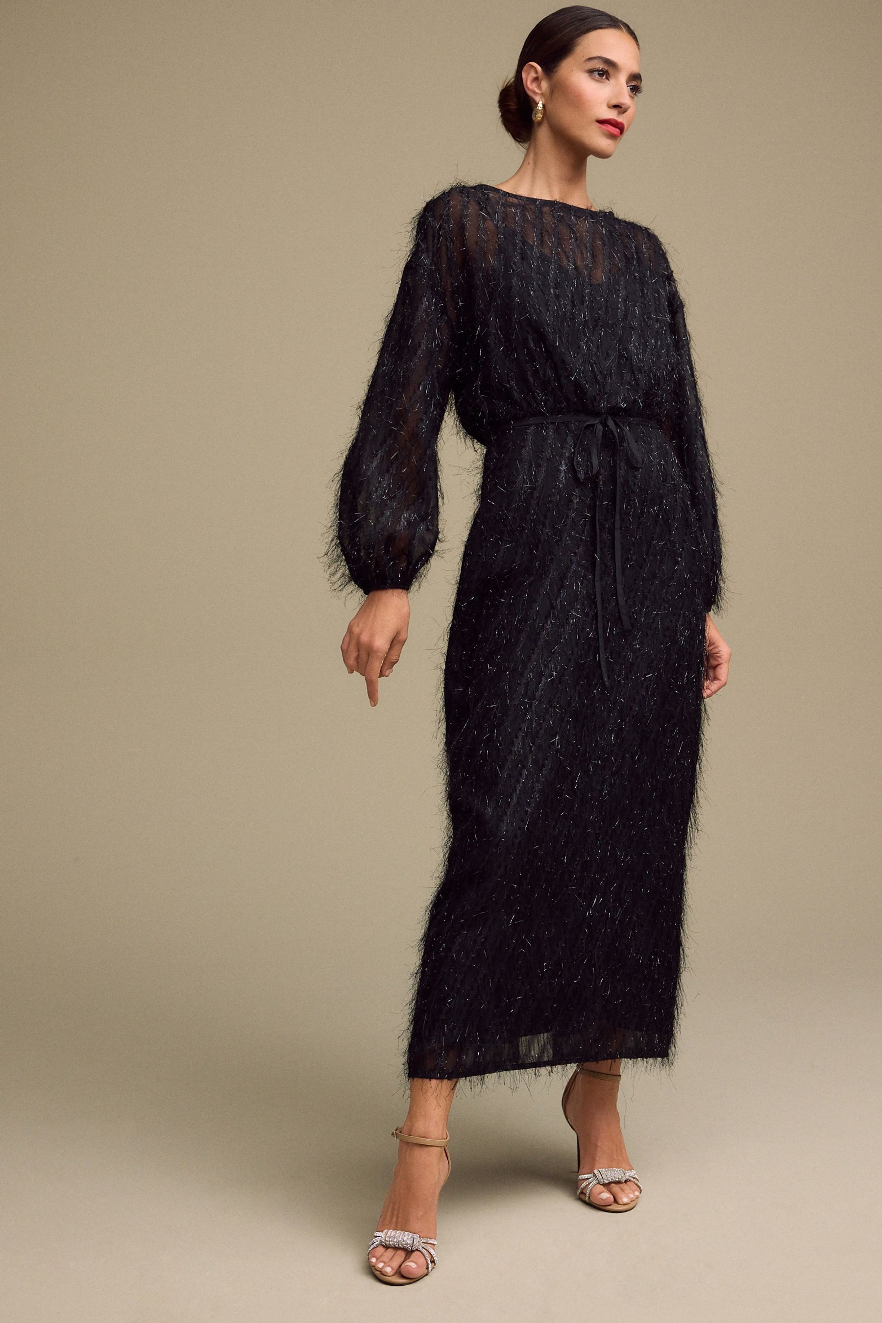 Maxikleid Langärmeliges Glitzer-Maxikleid mit Bindegürtel