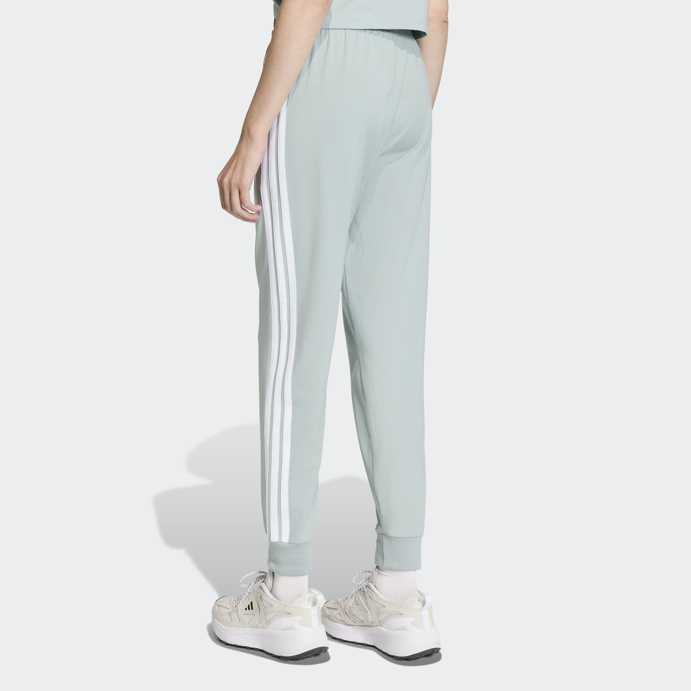 adidas Sportswear Sporthose W 3S SJ JOGGER mit lässigem Schnitt, schmal zulaufende Beinform, hoher Bund