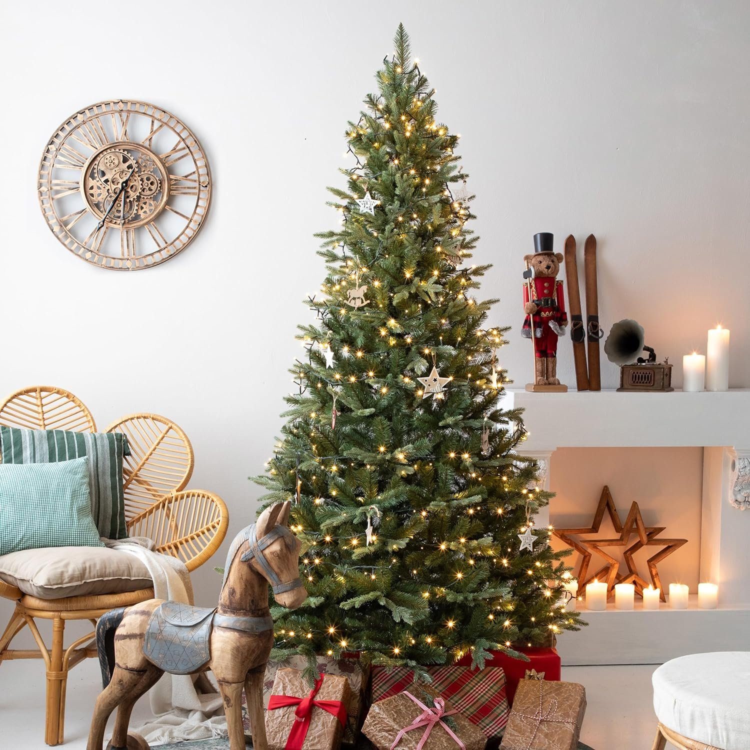 Fairytrees Künstlicher Weihnachtsbaum FT25, Nordmanntanne Edel, aus PU und PVC mit Echtholz Baumständer
