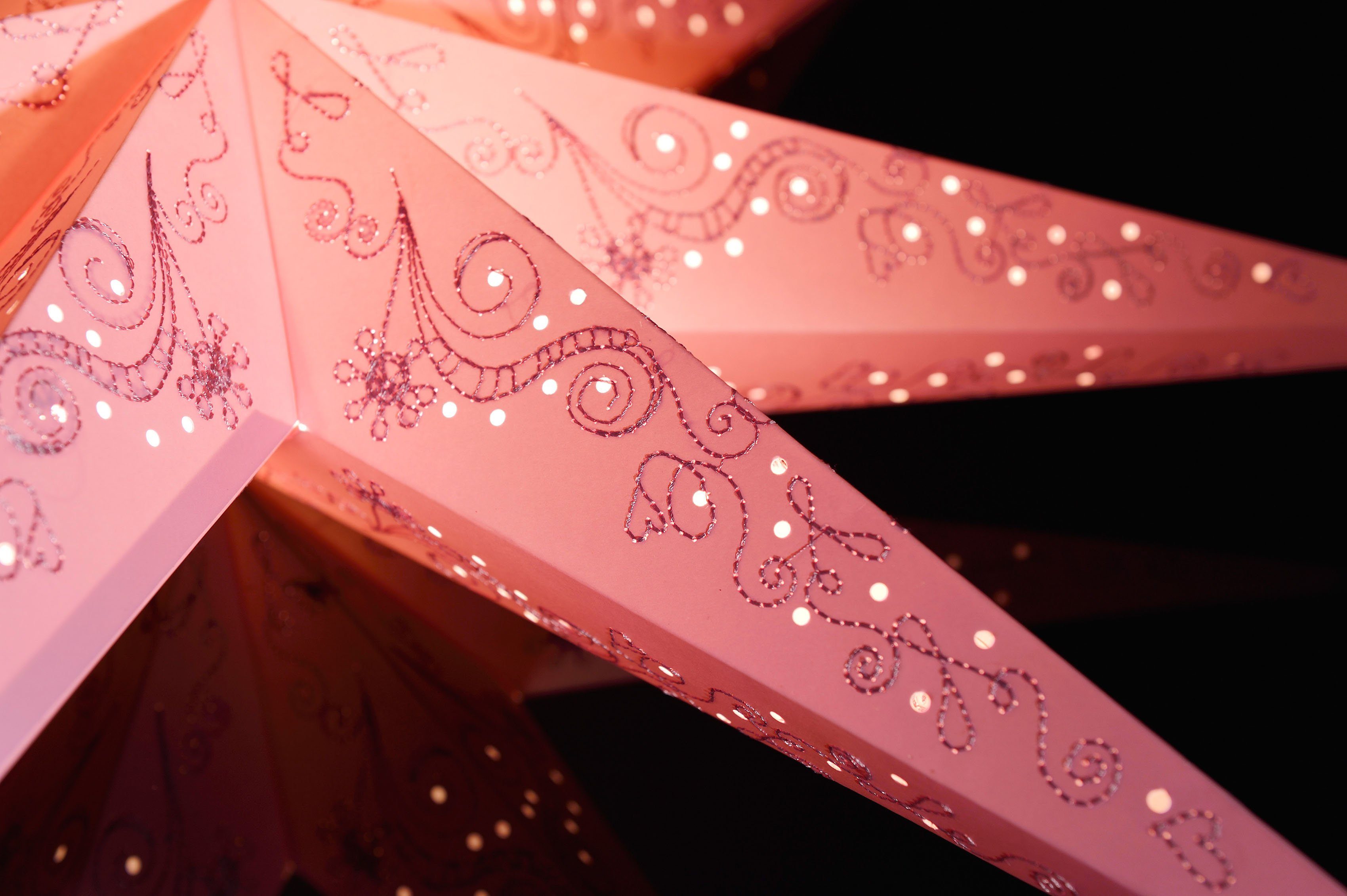 KONSTSMIDE Dekostern Weihnachtsstern, Weihnachtsdeko, perforiert Papierstern, St., und Stern, LED 1 bestickt, 7 pink Zacken