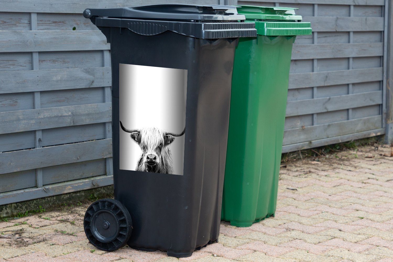 Highlander weiß - Sticker, St), und Mülleimer-aufkleber, schwarz MuchoWow Schottischer Wandsticker auf weißem Abfalbehälter (1 Mülltonne, Container, Hintergrund
