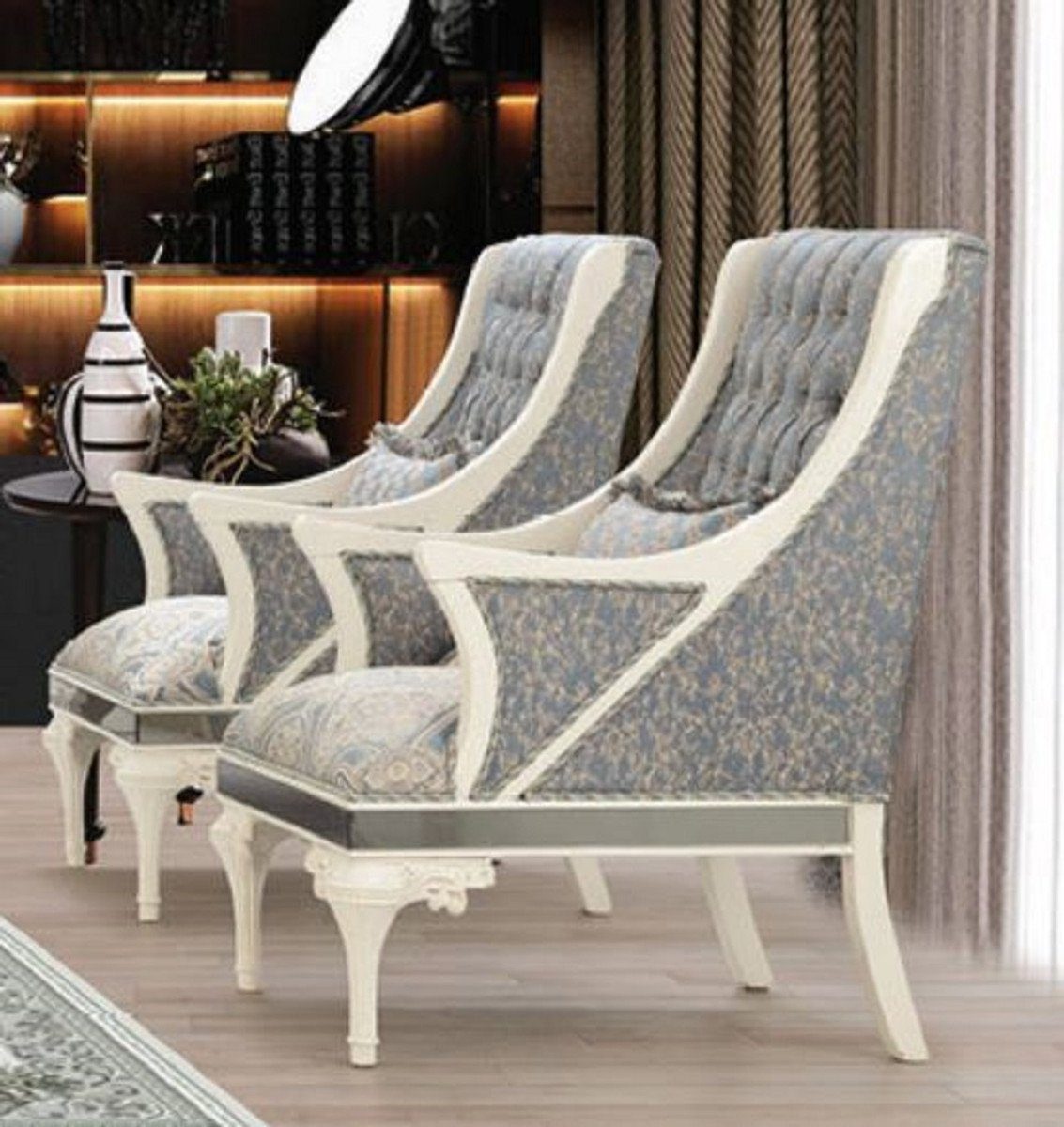 Casa Padrino Sessel Luxus Barock Sessel Grau / Beige / Weiß - Prunkvoller Wohnzimmer Sessel mit dekorativem Kissen - Barock Wohnzimmer Möbel