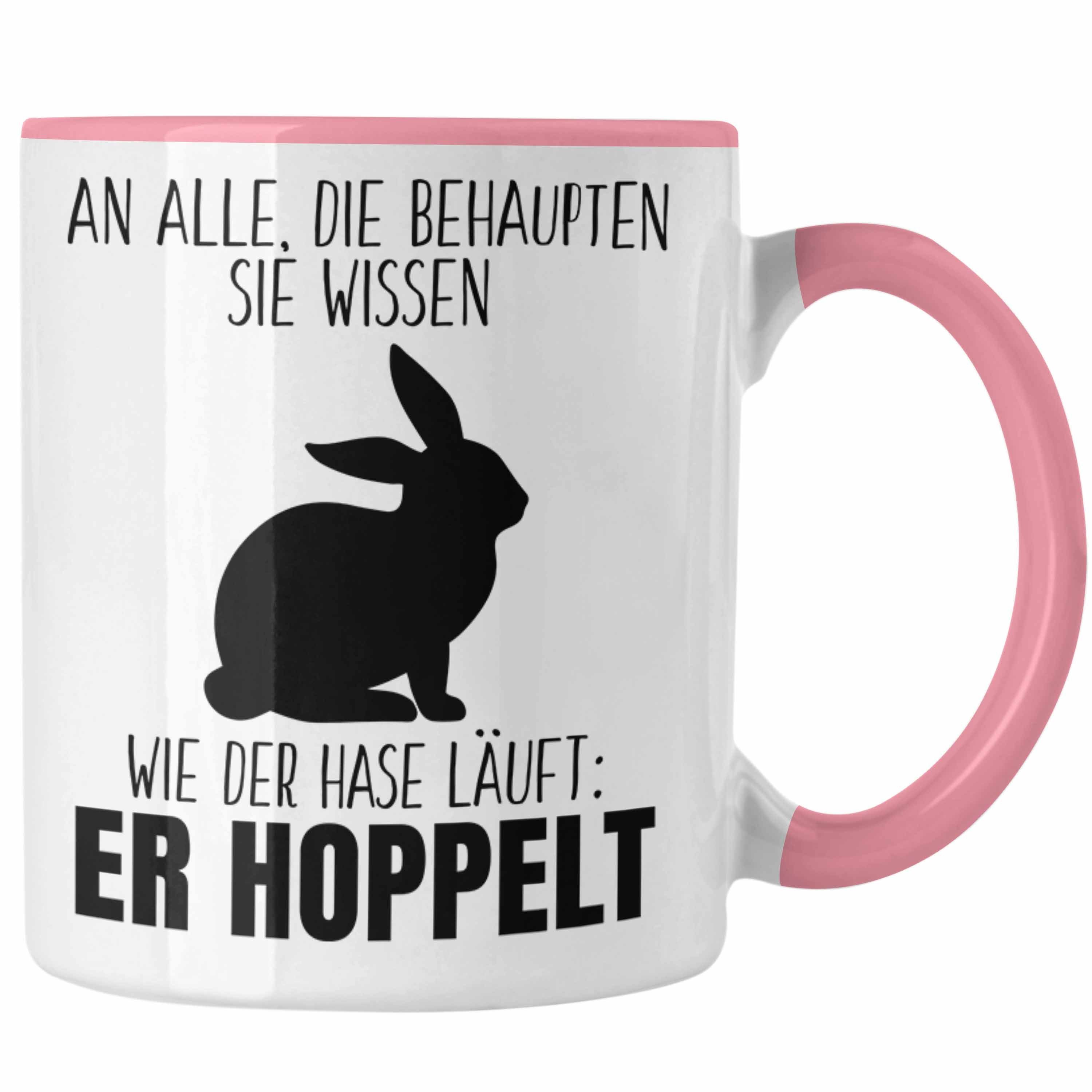 Trendation Tasse Trendation - Lustiger Spruch Tasse Geschenk Der Hase Hoppelt Witzig Lustig Geschhnkidee Ostern Rosa