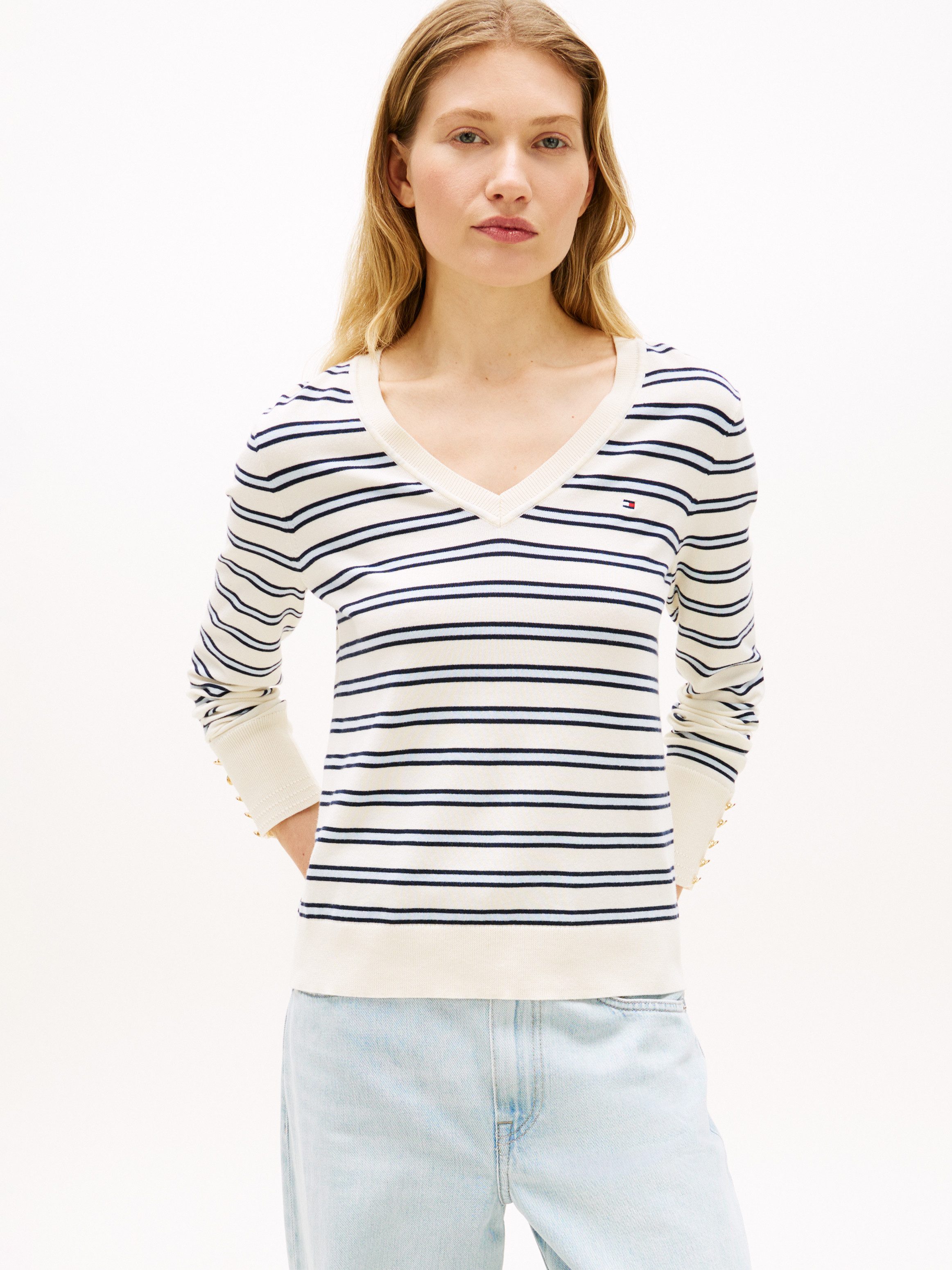 Tommy Hilfiger Strickpullover STITCH V-NECK mit Knopfdetail am Ärmel, Regular Fit
