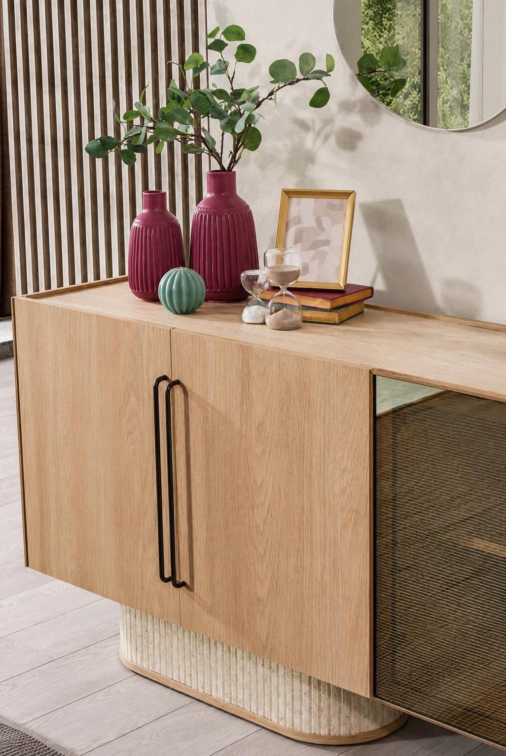 Xlmoebel Sideboard Elegantes Eichenholz-Sideboard mit Glasfront und Metalldetails (Eichenholz-Sideboard), Made in Europa