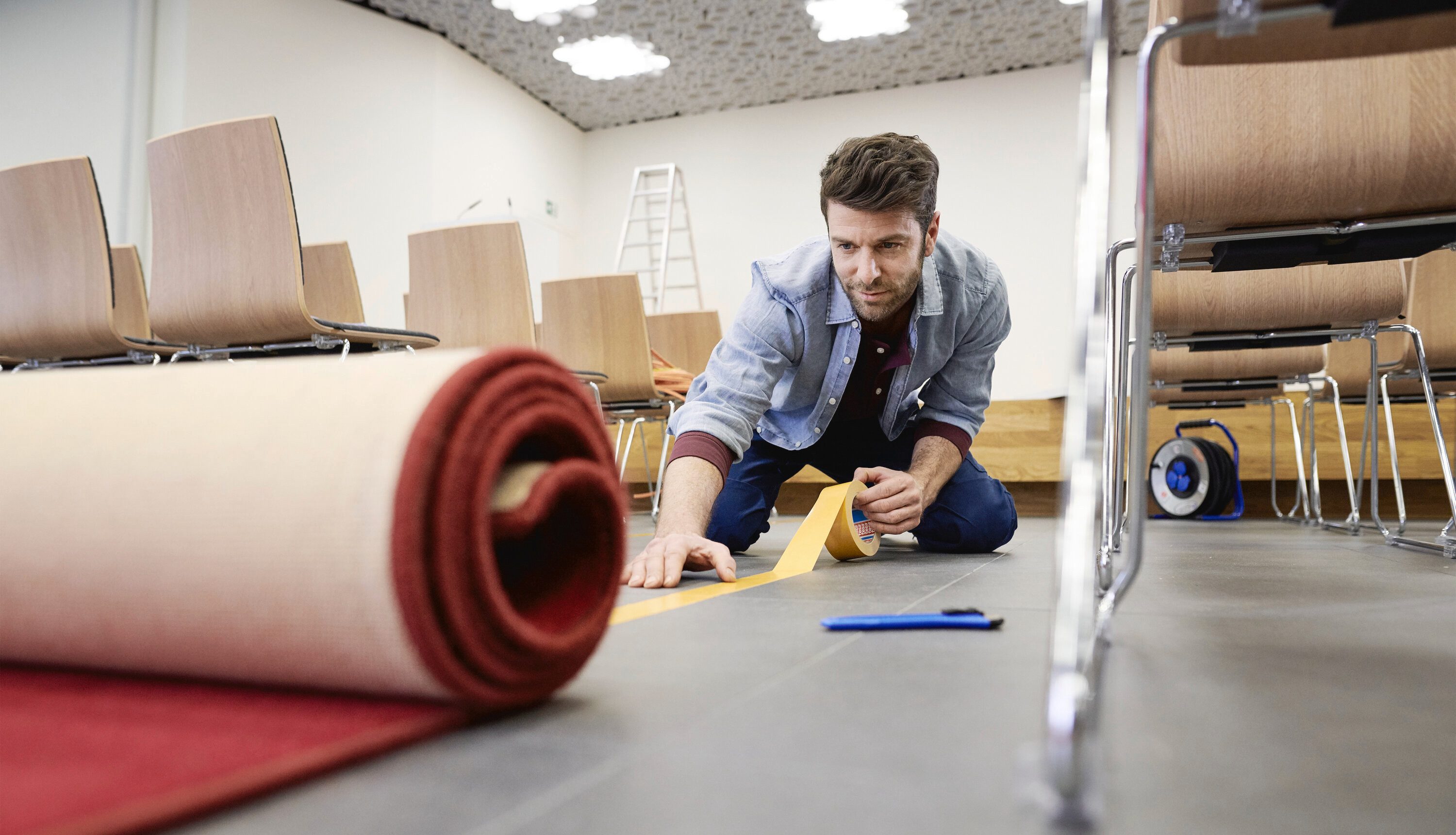 tesa Doppelklebeband UNIVERSAL Doppelseitiges Klebeband (Packung, 1-St) Gewebeklebeband / Verlegeband für Teppiche & Basteln - 25 m : 50 mm