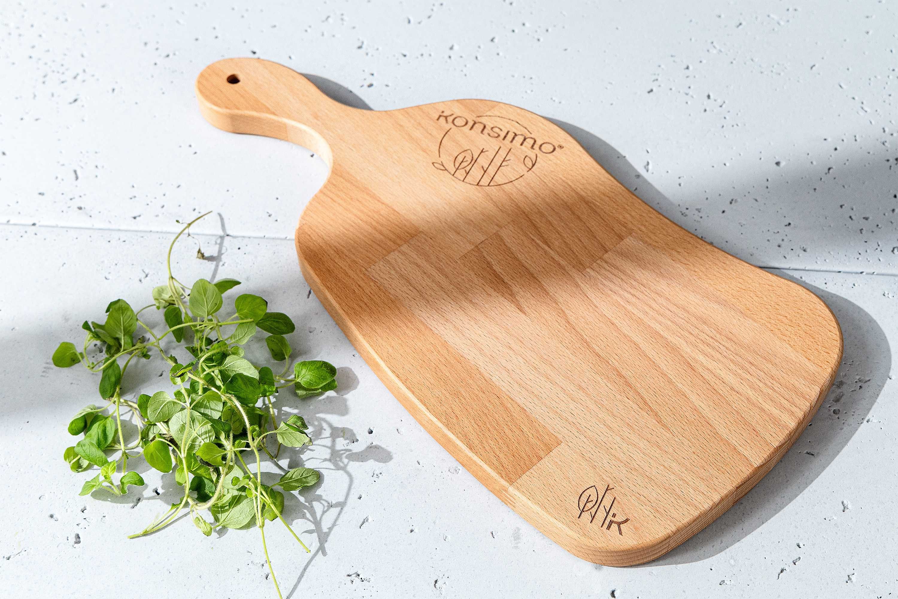 KONSIMO® Schneidebrett Premium LIVO Designschneiderbrett, Massivholz, Servierbrett, Buche geölt, (Maße: 33x2x15,5 cm), hergestellt in der EU, mit Griff, Handarbeit, Messerschonend