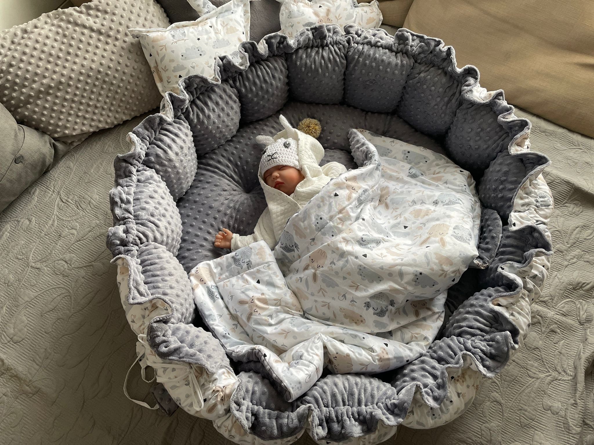 Loolay Bettnestchen MINKY Graphit/ HASE Beige-Weiß ENGELSNEST Babynest, Unterlage, (PREMIIUM XXL als Nestchen Ø90cm; als Krabbeldecke Ø155cm, Original LOOLAY® Babynestchen Spielmatte Reisebett ►SETS MIT ZUBEHÖR), 100% Europäische Stoffe und Kleinserien-Nähen!