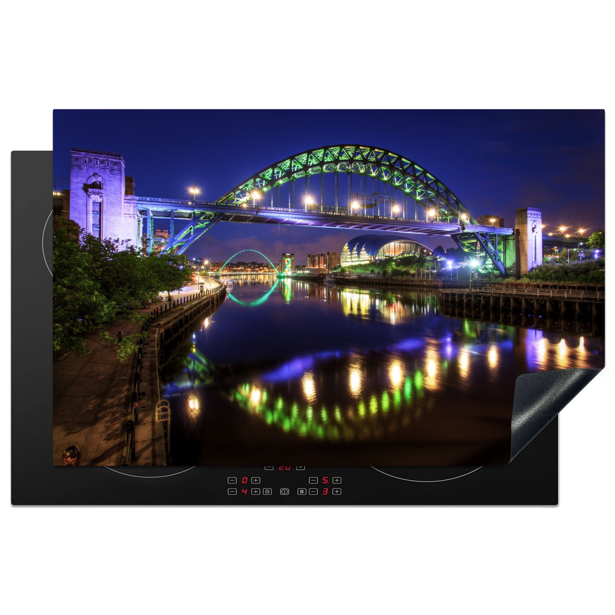 MuchoWow Herdblende-/Abdeckplatte Die Tyne Bridge und die Millennium Bridge in Newcastle-upon-Tyne bei, Vinyl, (1 tlg), 81x52 cm, Induktionskochfeld Schutz für die küche, Ceranfeldabdeckung
