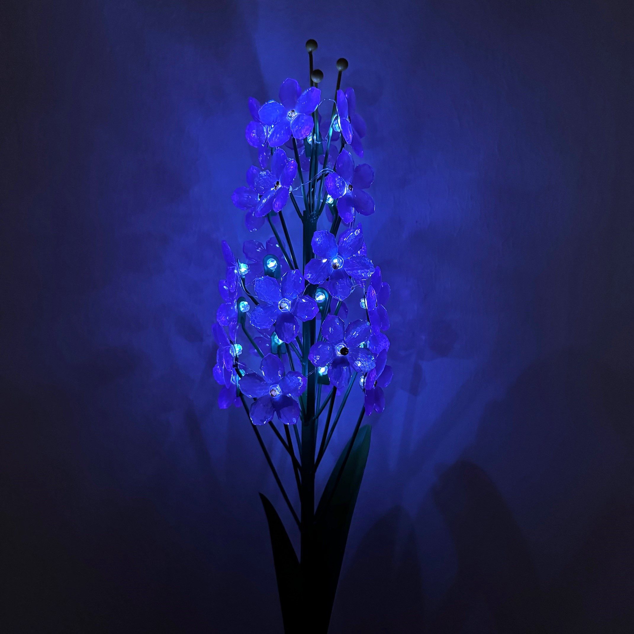 Online-Fuchs Gartenstecker Hyazinthe mit LED-Lichterkette und Solarbeleuchtung - Beetstecker (kaltweiße Beleuchtung, 96 cm groß) beeindruckende Dekoration für Ihren Garten, Terrasse oder Balkon