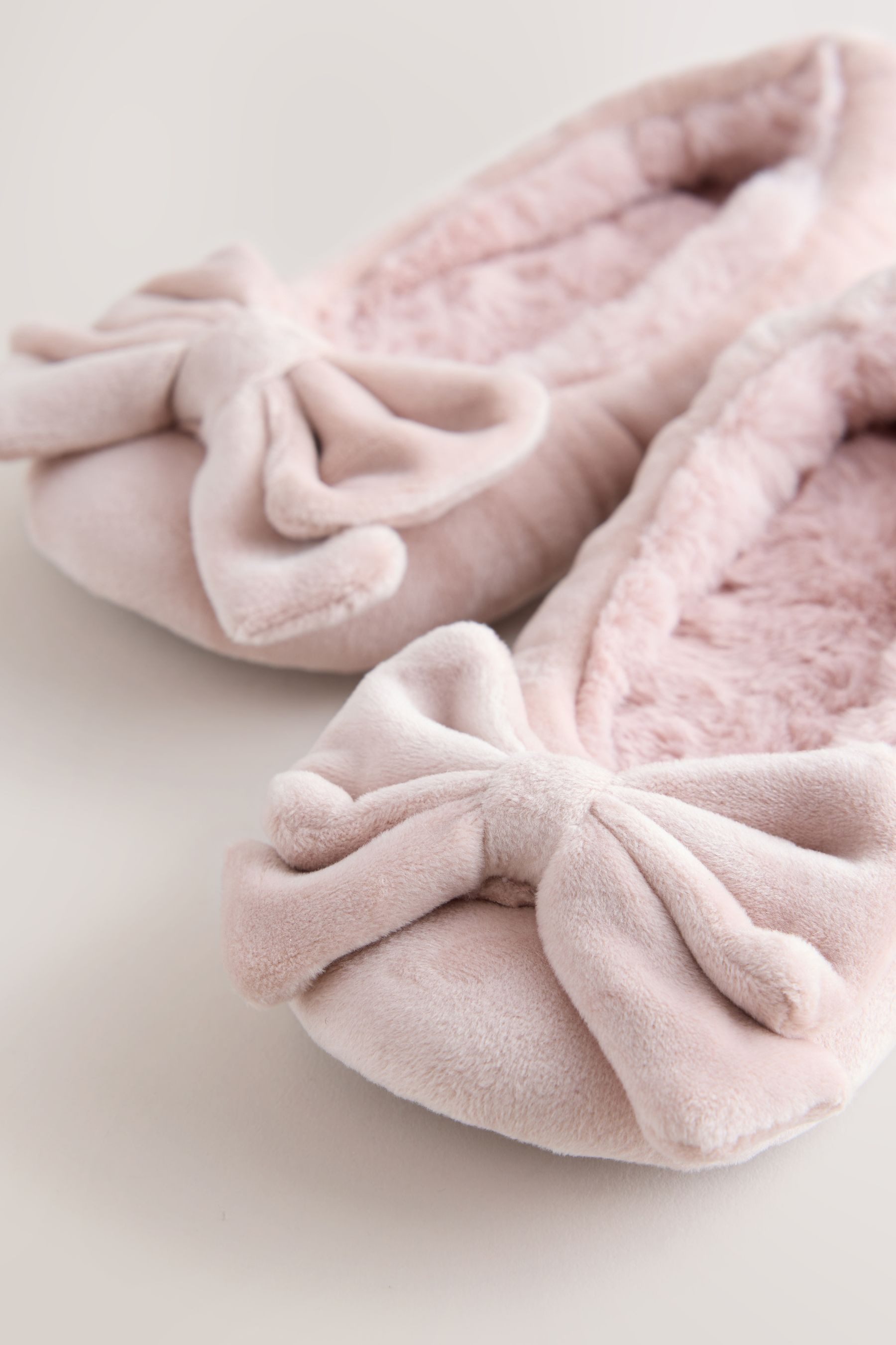 Next Ballerina-Slippers aus Velours mit Schleife Hausschuh (1-tlg)
