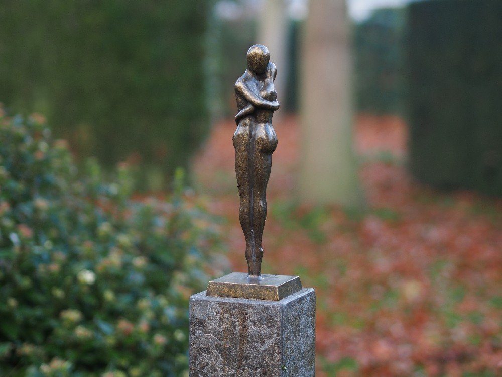 Langlebig – und sehr gegossen Hand IDYL Bronze-Skulptur – patiniert. Paar, Modernes in in Frost, und werden Bronze – UV-Strahlung. Bronze Modelle robust gegen witterungsbeständig Die IDYL von Wachsausschmelzverfahren Regen Dekofigur