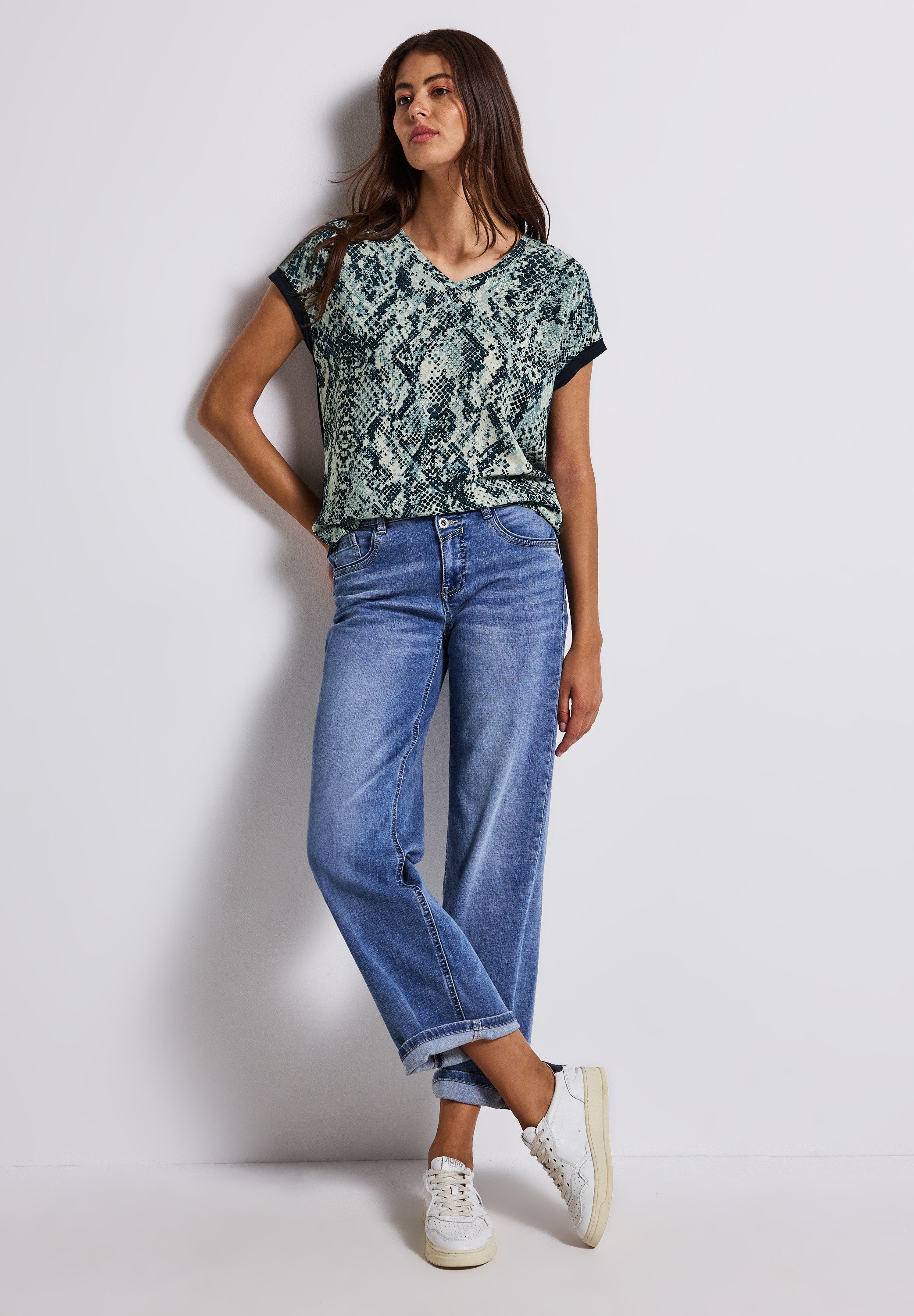 STREET ONE Shirttop mit gemusterter Front aus Viskose und V-Ausschnitt – Bild 4 von 5