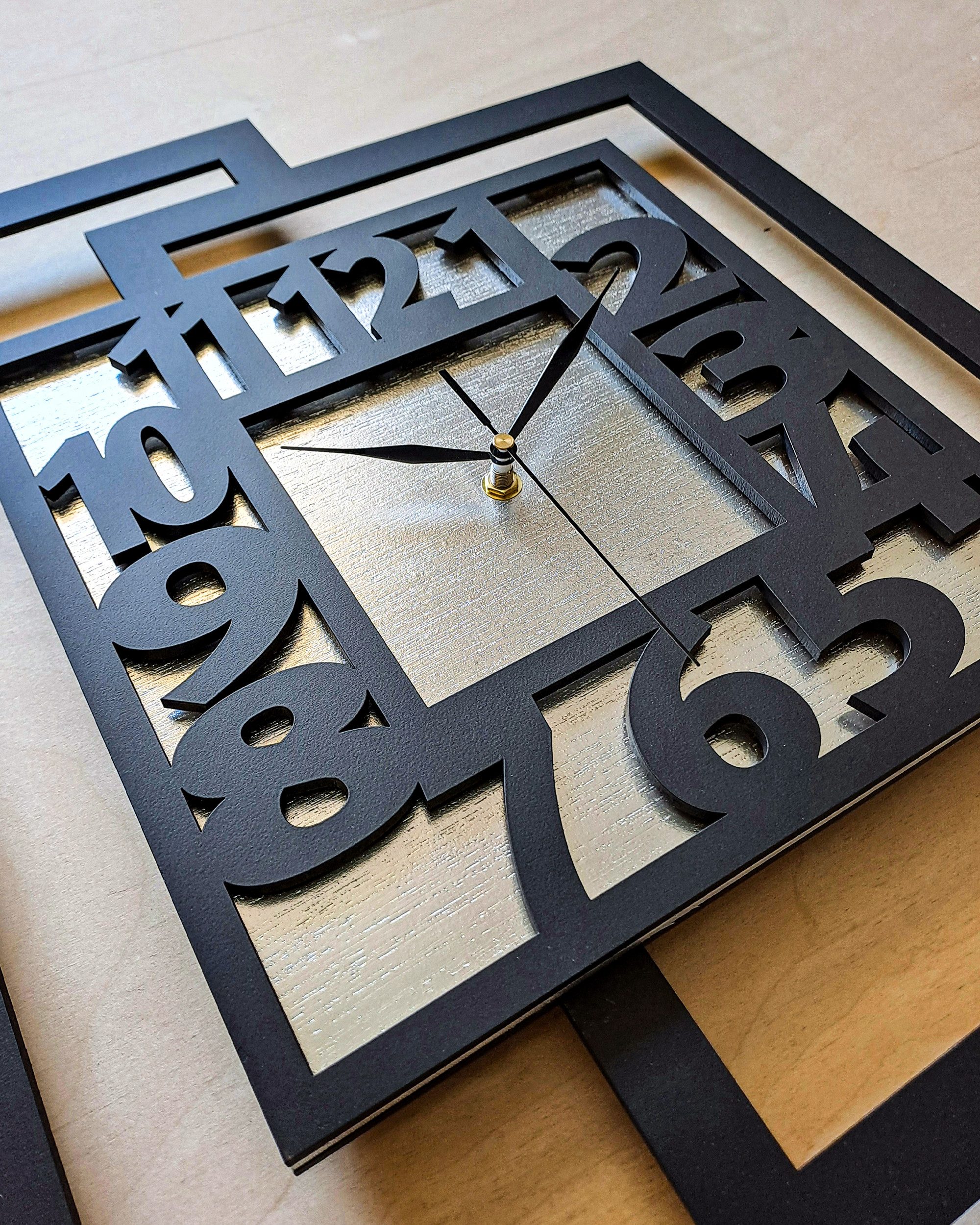 ORNAMENTI Wanduhr Große handgefertigte,moderne aus Holz, Hingucker,44 x 56 cm (Rechteckig vertikal, ohne Tickgeräusche für Wohnzimmer lesbare Ziffern) – Bild 5 von 5