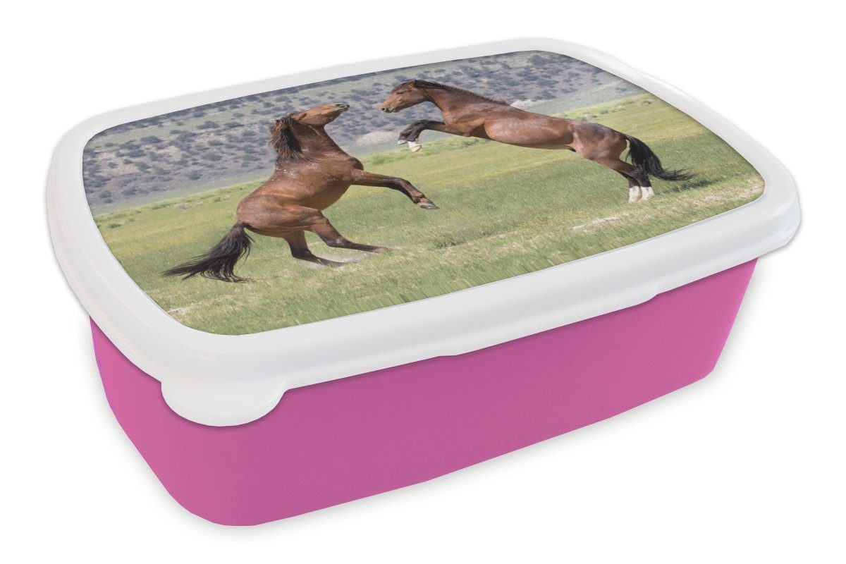 MuchoWow Lunchbox Zwei kämpfende Mustang-Pferde, Kunststoff, (2-tlg), Brotbox für Erwachsene, Brotdose Kinder, Snackbox, Mädchen, Kunststoff rosa