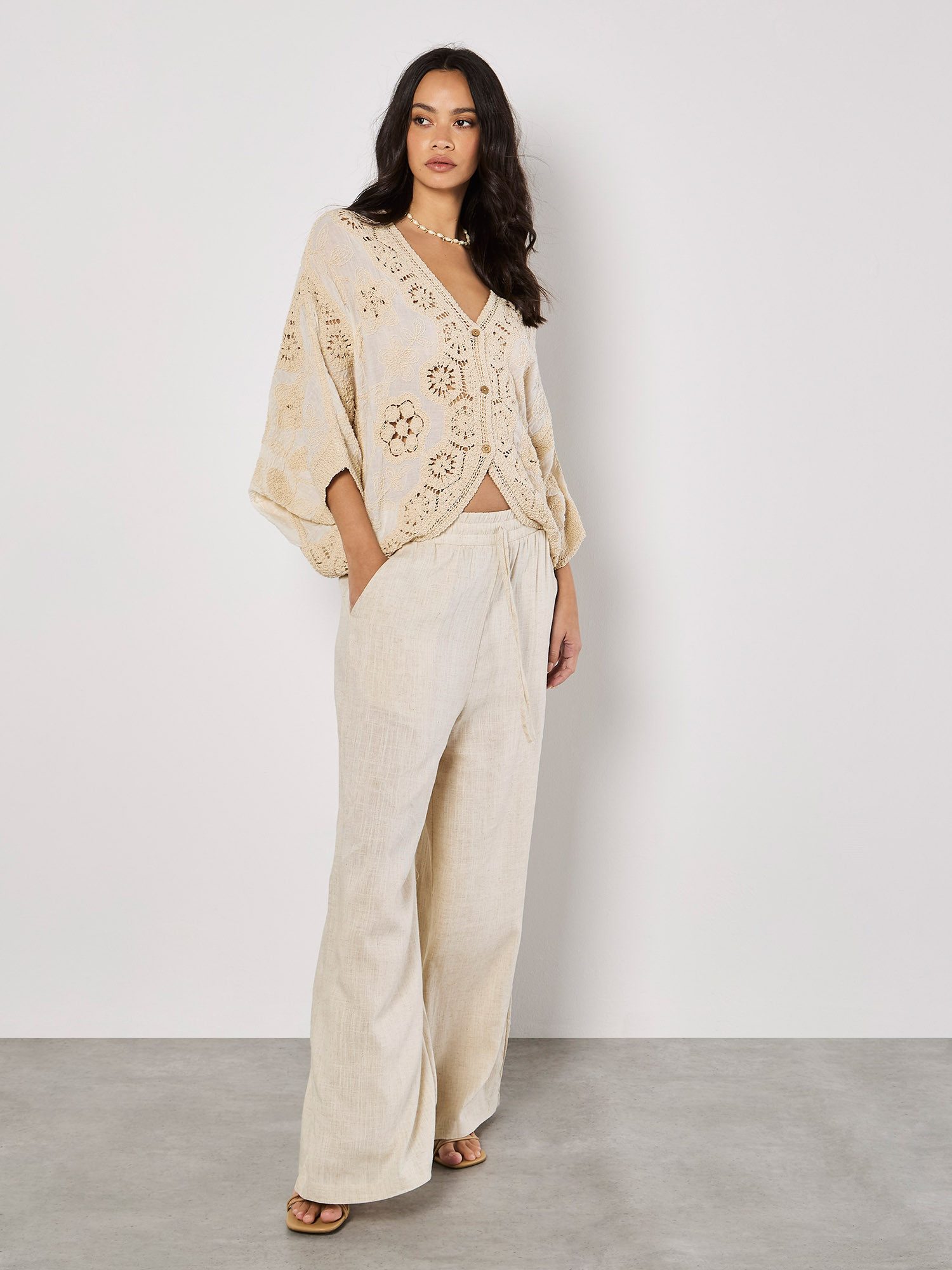 Apricot Cardigan Gesticktes Hemd mit Ösen mit Ösenverschluss