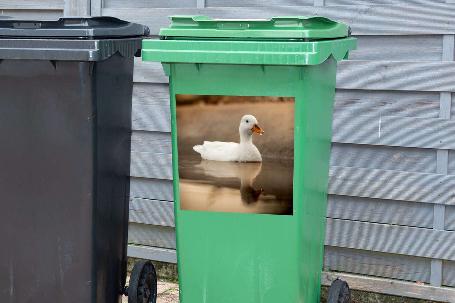 St), Container, Mülltonne, - Abfalbehälter - Mülleimer-aufkleber, - MuchoWow Vogel Weiß Ente Wandsticker (1 Sticker, Wasser