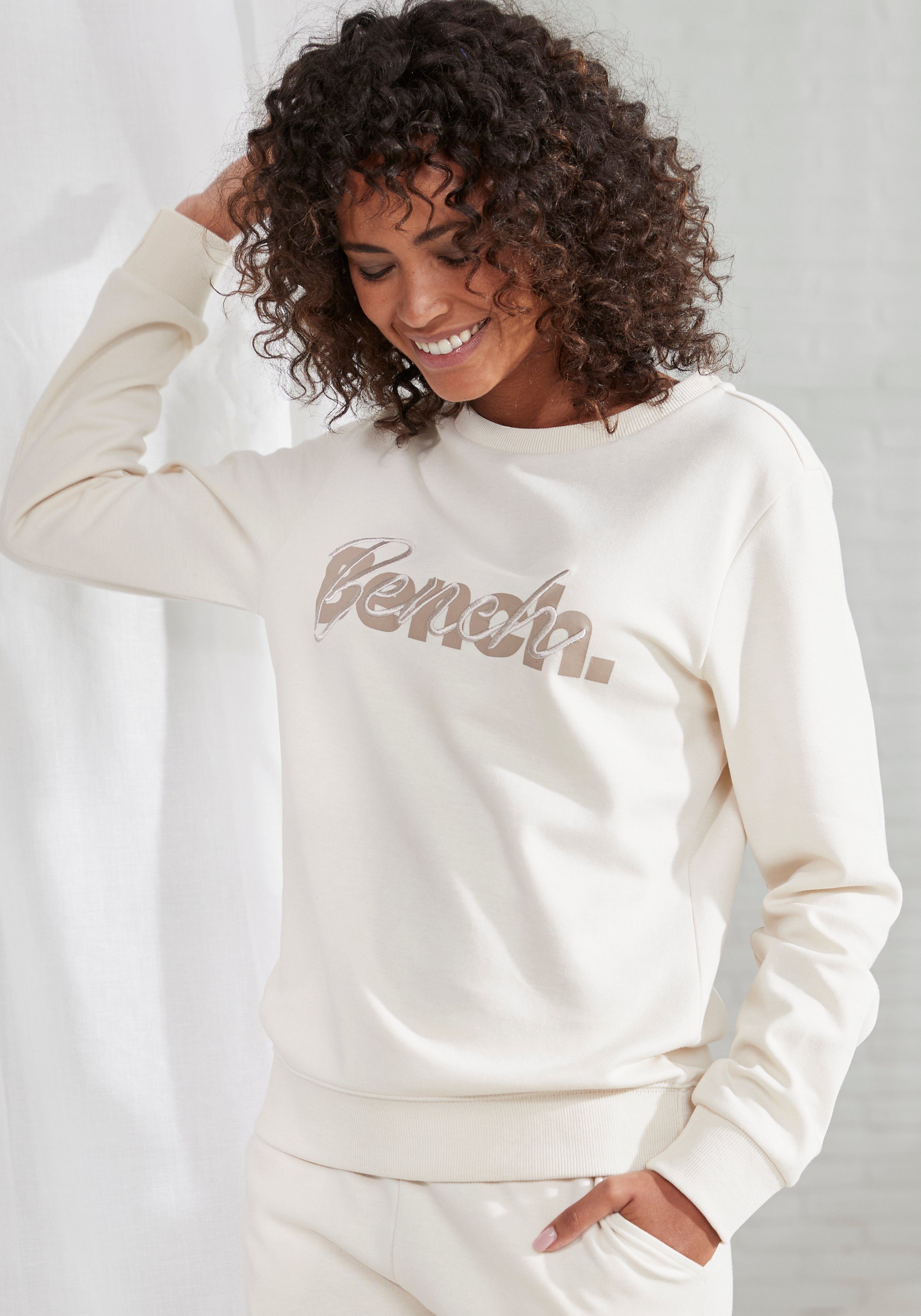 Bench. Loungewear Sweatshirt mit Logodruck und Stickerei, Loungeanzug