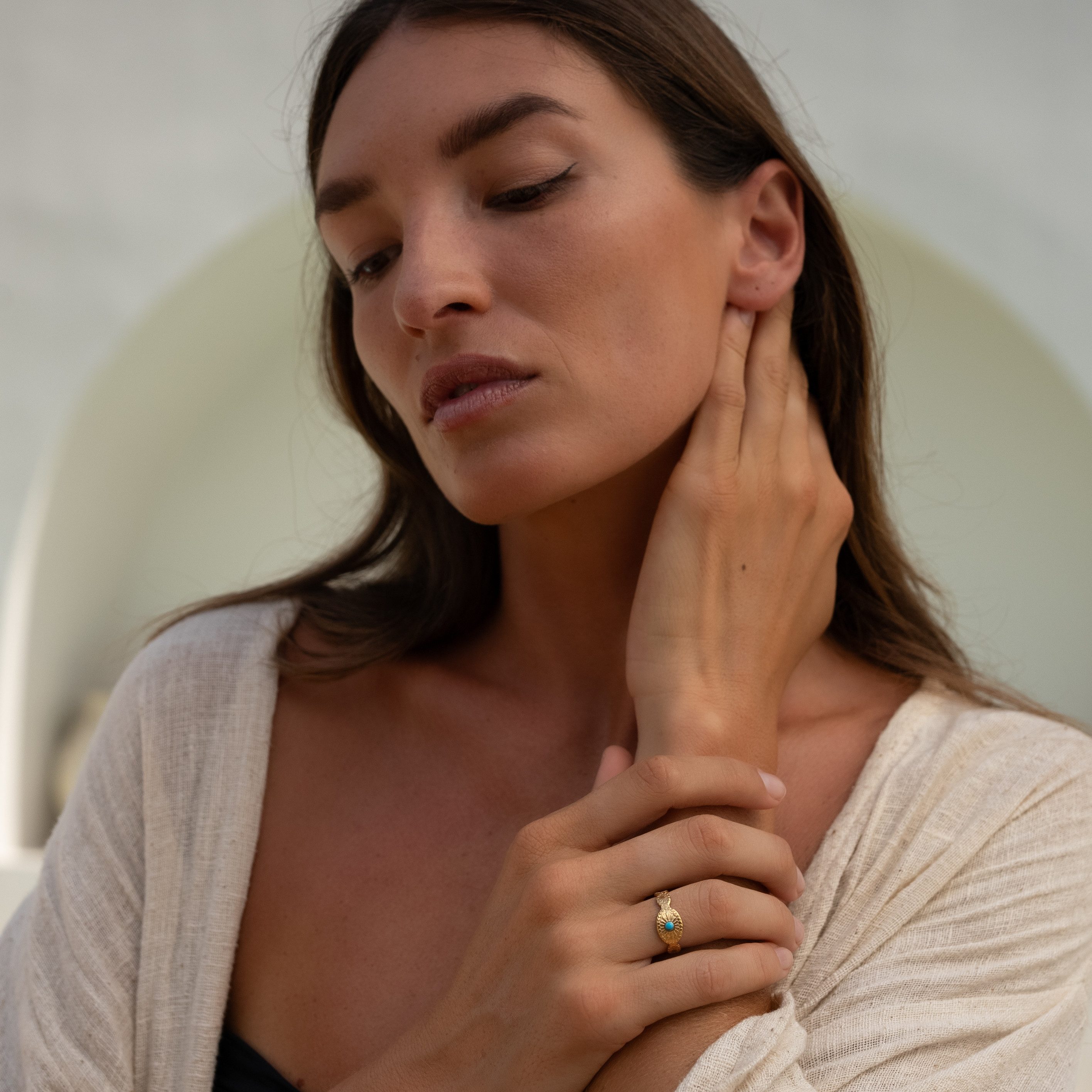 Made by Nami Goldring Damen Ring goldfarben Sonnenoptik mit türkisem Stein wasserfest Boho, aus Edelstahl – Boho-Stil – größenverstellbar – mit Farbstein