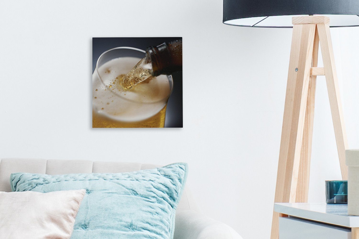 OneMillionCanvasses® Leinwandbild Eingeschenktes Bier St), für (1 Schlafzimmer dunklen einem Bilder Wohnzimmer vor Leinwand Hintergrund