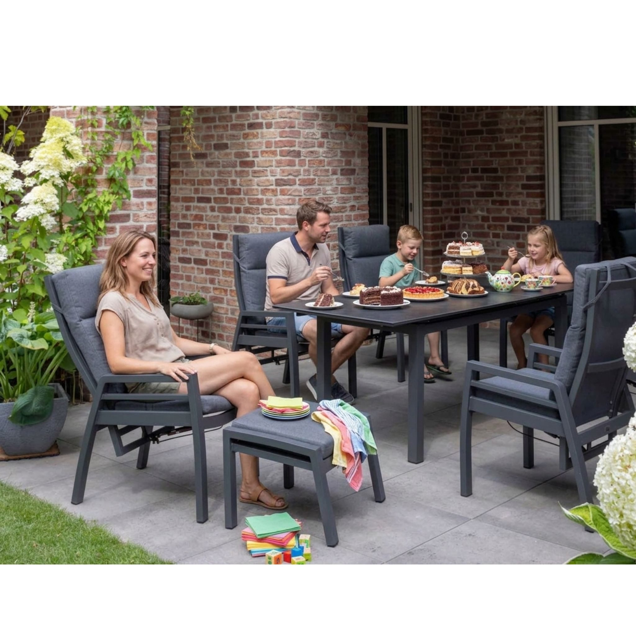 MR.DEKO Garten-Essgruppe Tarifa Keramik Ausziehtisch & 6 verstellbare Relaxsessel Merida, (8-teilige XL-Essgruppe: 1x Tisch, 6x Sessel & 1x Hocker, 8-tlg), Inkl. Hocker, verstellbare Rückenlehne & Keramik-Synchronauszug