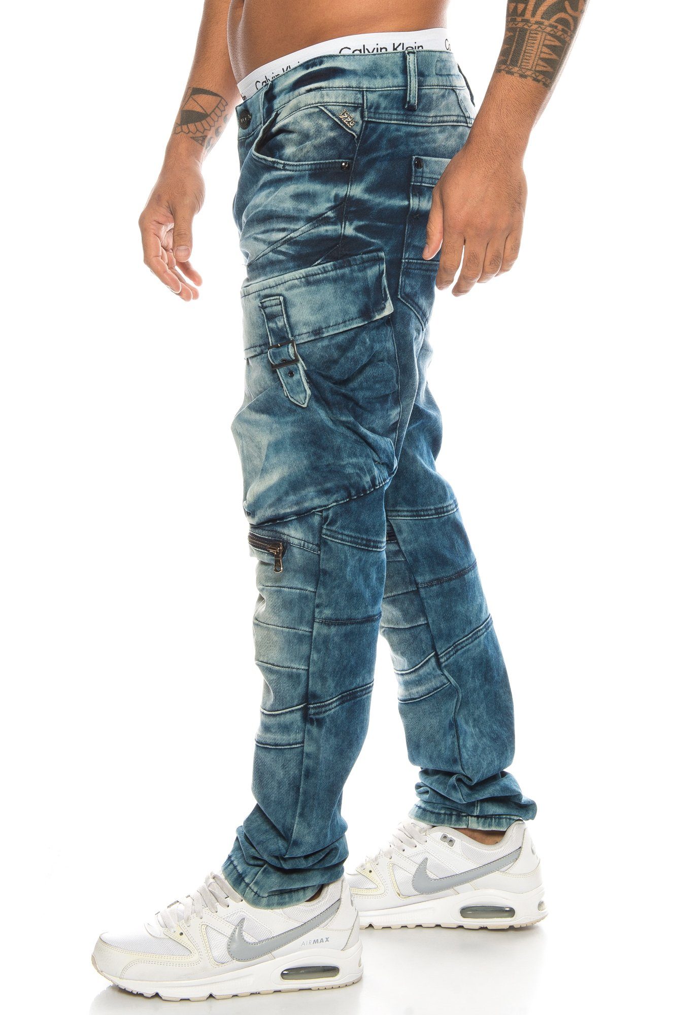 Cipo & Herren Design Hose im Nahtverzierungen Style Baxx Details mit mit Aufwendiges aufwendigen Regular-fit-Jeans Details vielen Cargo und Jeans