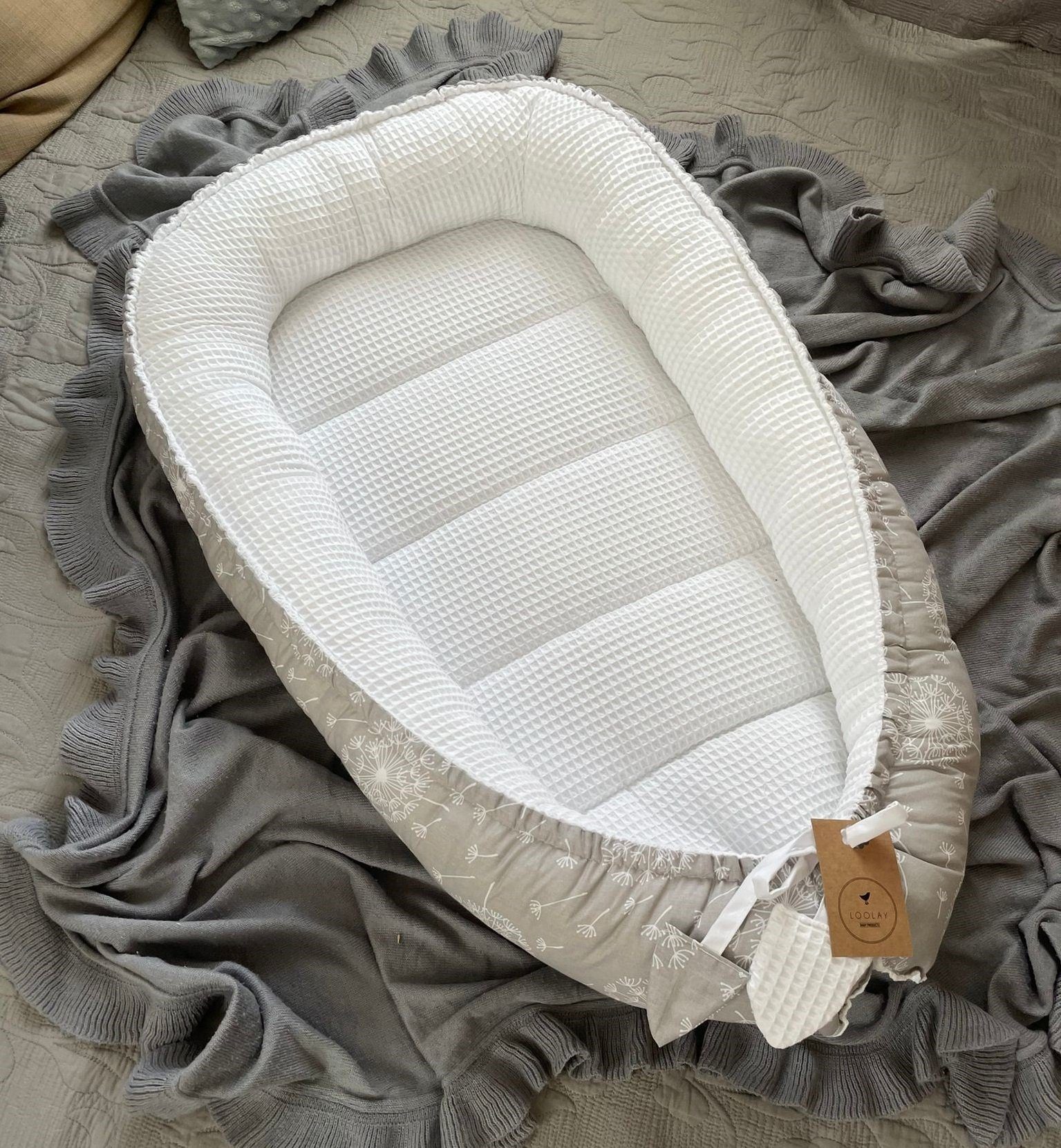 Loolay Bettnestchen WAFFELPIQUE Baumwolle BABYNEST Babykokon Neugeborene Babyausstattung, (Reisebett Nestchen SOLO/ o. in Geschenk SETS, 3-tlg., 4 Jahreszeiten WAFFELSTOFF - Design: Pustelblume Grau/ WAFFEL Weiß), 100% Europäische Stoffe und Kleinserien-Nähen!