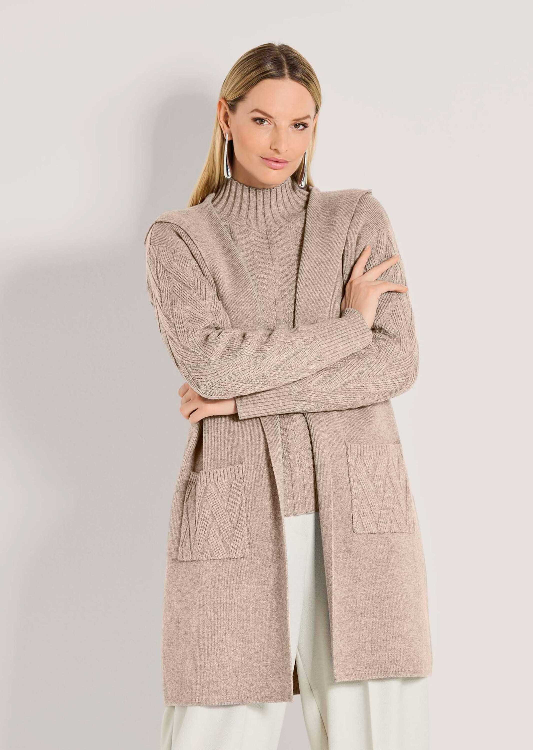 MADELEINE Strickjacke Urbaner Cardigan in Longform Kapuzenjacke mit Jacquard-Ärmeln, ohne Verschluss und Langarm