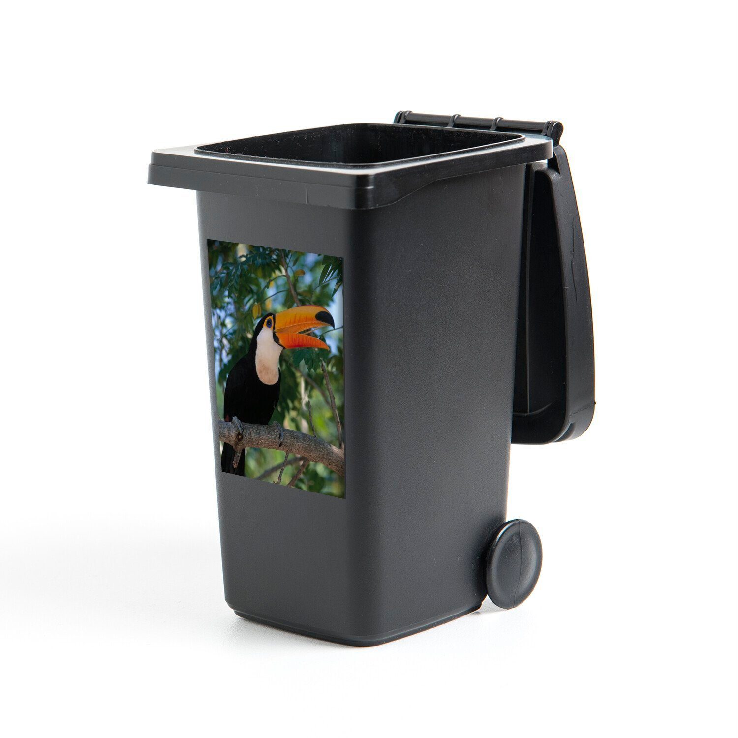 MuchoWow Wandsticker Verspielter Tukan Abfalbehälter auf einem in Sticker, Ast St), den Mülltonne, (1 Bäumen Container, Mülleimer-aufkleber