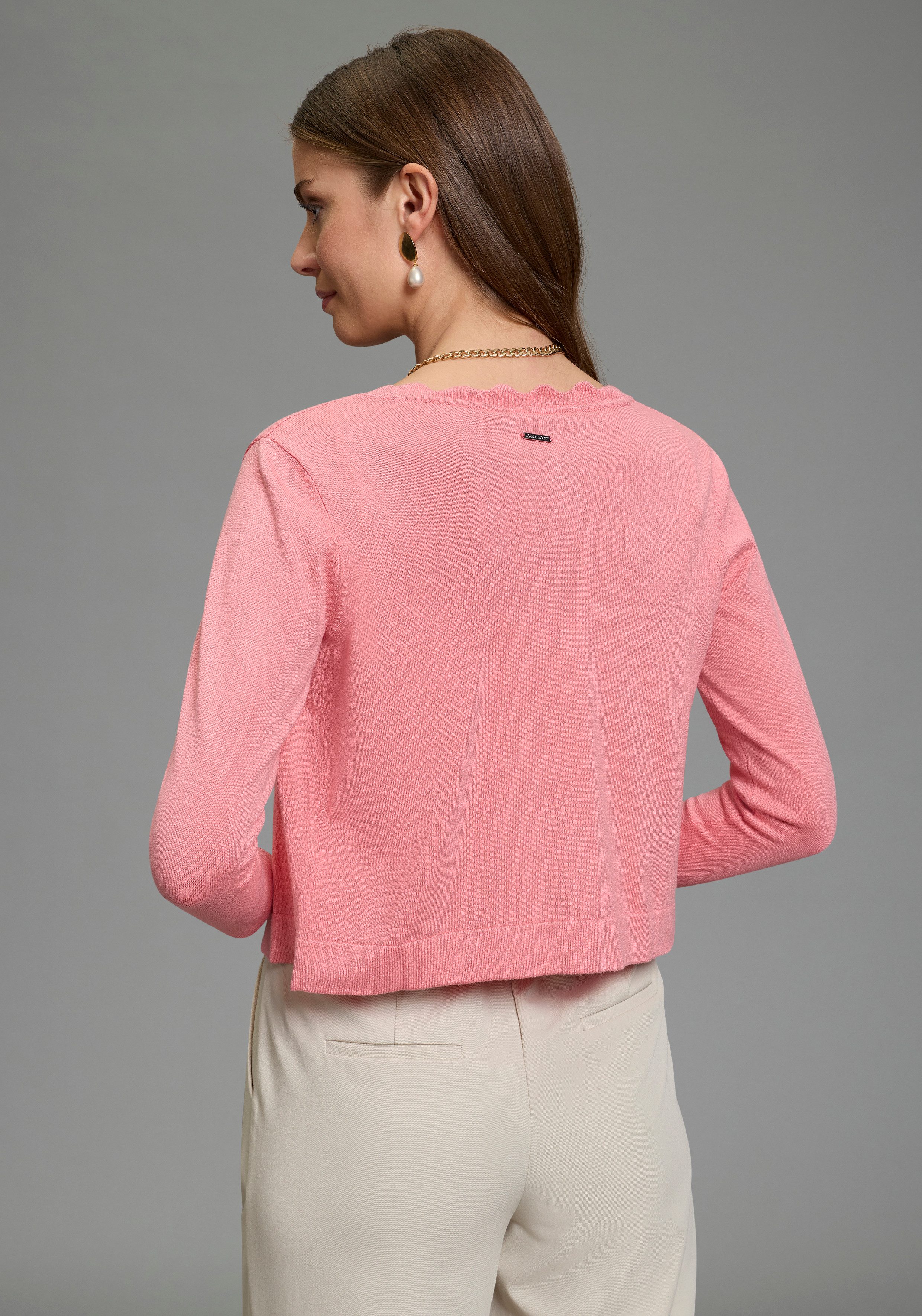 Laura Scott Strickjacke mit femininer Wellenkante. € 29,99, (€ 29,99 pro 1 Stk).