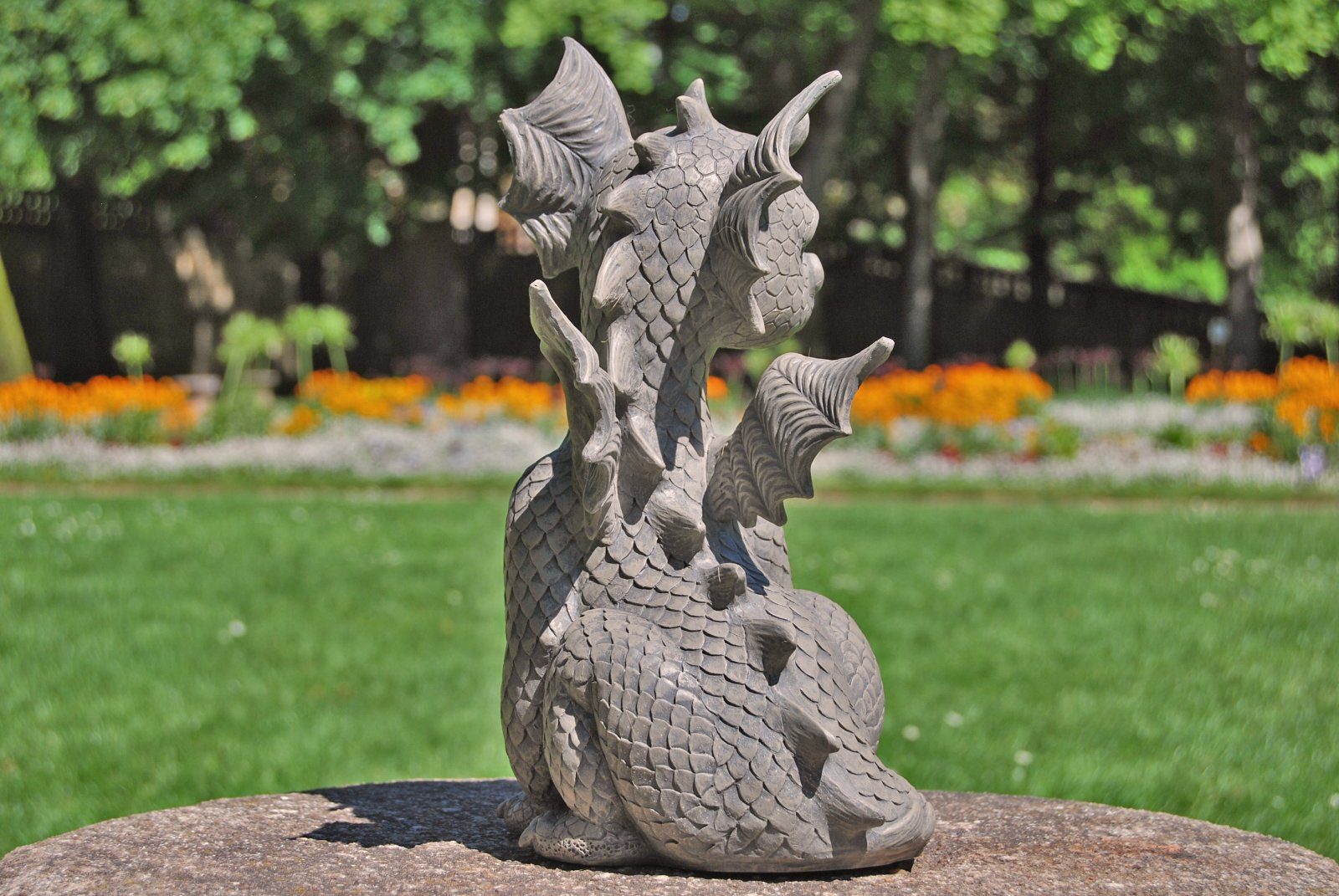 MystiCalls Gartenfigur Gartendrache - Modell süßer Fratz - Dekofigur, (Einzelartikel, 1 St), Für Drinnen und Draußen, wetterfest, nicht frostfest