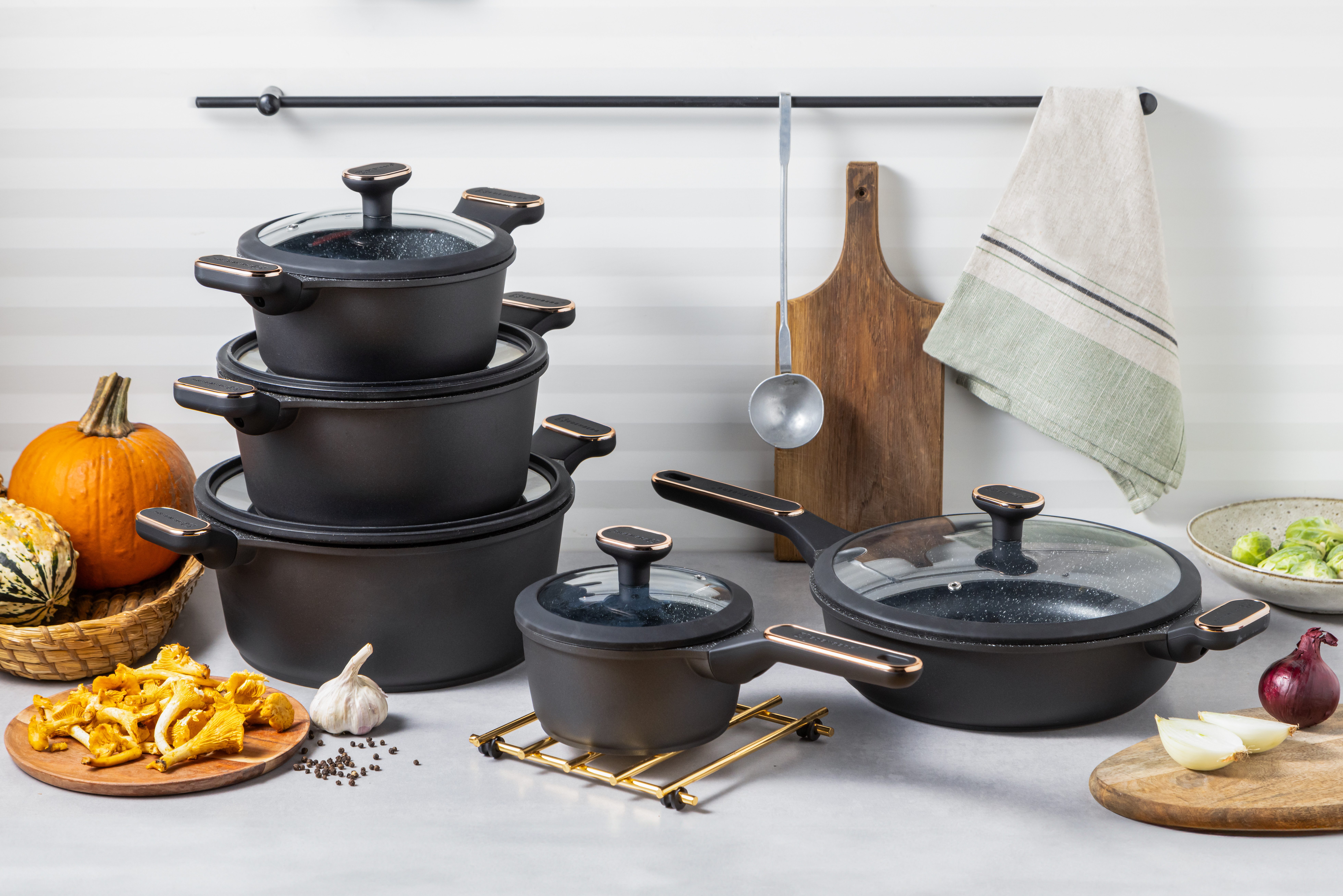 Edenberg Topf-Set 10 tlg Schwarzes Topfset, Matt, Pfanne, Kasserollen, Glasdeckel, Aluminium, Keramik (Entdecken Sie Kochkomfort auf höchstem Niveau – mit diesem stilvollen und vielseitigen Topfset wird jedes Gericht zum Genuss!, 10-tlg., Zeitloses Design des Topfsets. Eine ideale Geschenkidee)