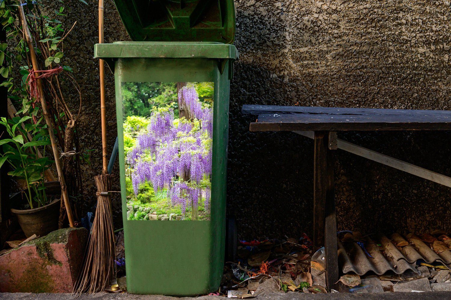 grünem Abfalbehälter St), Hintergrund Container, MuchoWow Wandsticker Sticker, Lila Mülltonne, Glyzinie (1 Mülleimer-aufkleber, auf