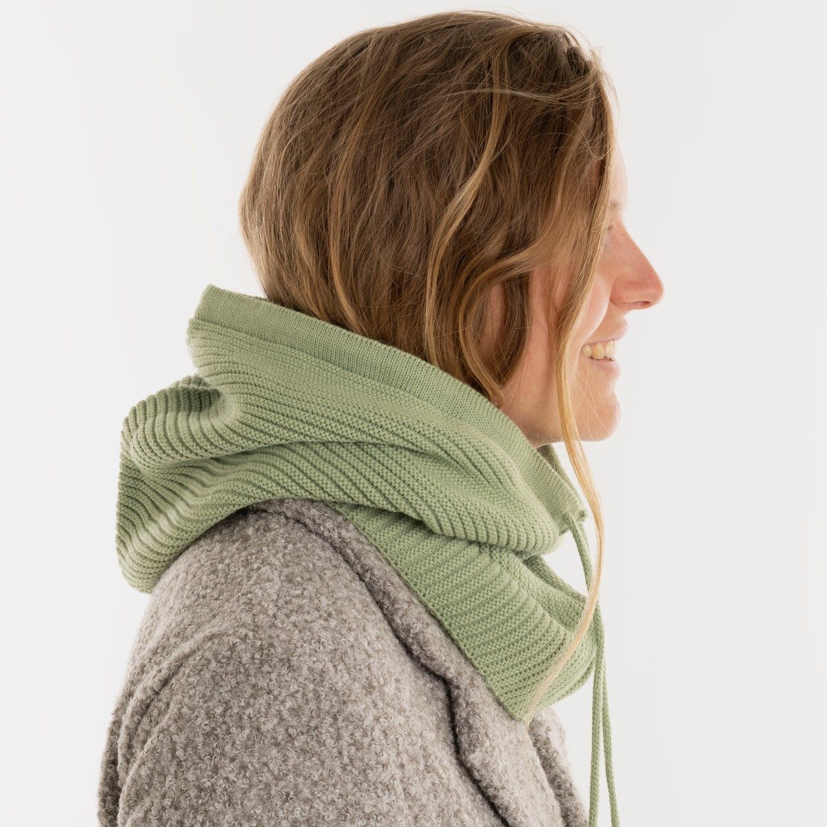 Knit Factory Strickschal Evy Kapuzenschal Sage Green One Size, (Set, 1-St. Spar-Set), Schal Damen Herren set loop tücher schals winter Strick Mode herbst