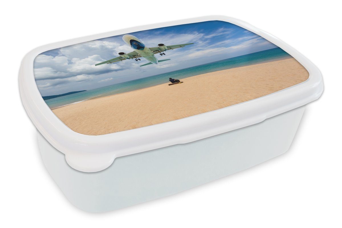 MuchoWow Lunchbox Flugzeug fliegt tief über eine Person, Kunststoff, (2-tlg), Brotbox für Kinder und Erwachsene, Brotdose, für Jungs und Mädchen weiß