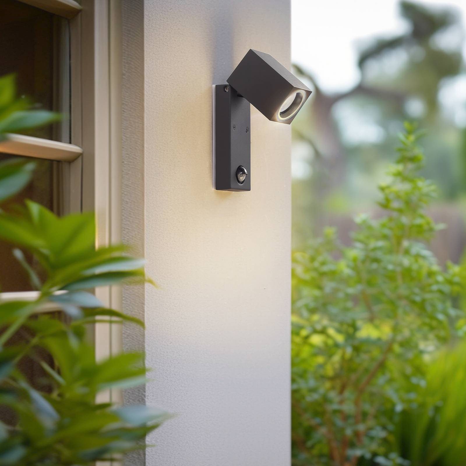 Lindby Außen-Wandleuchte Othil, Metall, Alu IP44mit Bewegungsmelder, 1 x 10 W LED