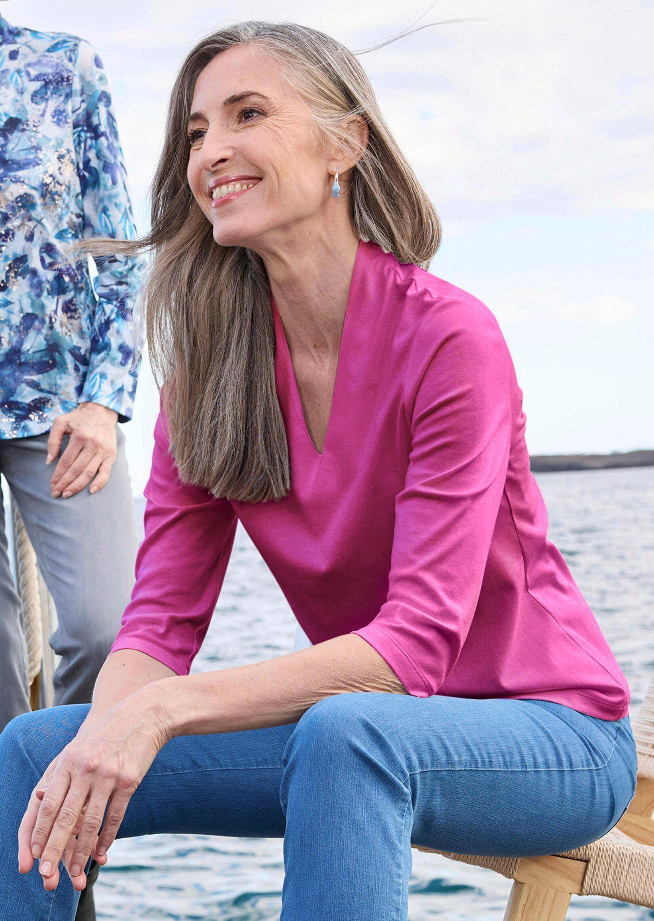 GOLDNER Print-Shirt Elegantes Basic-Shirt mit V-Ausschnitt Zeitloses Halbarmshirt mit schmeichelndem Ausschnitt, reine Baumwolle