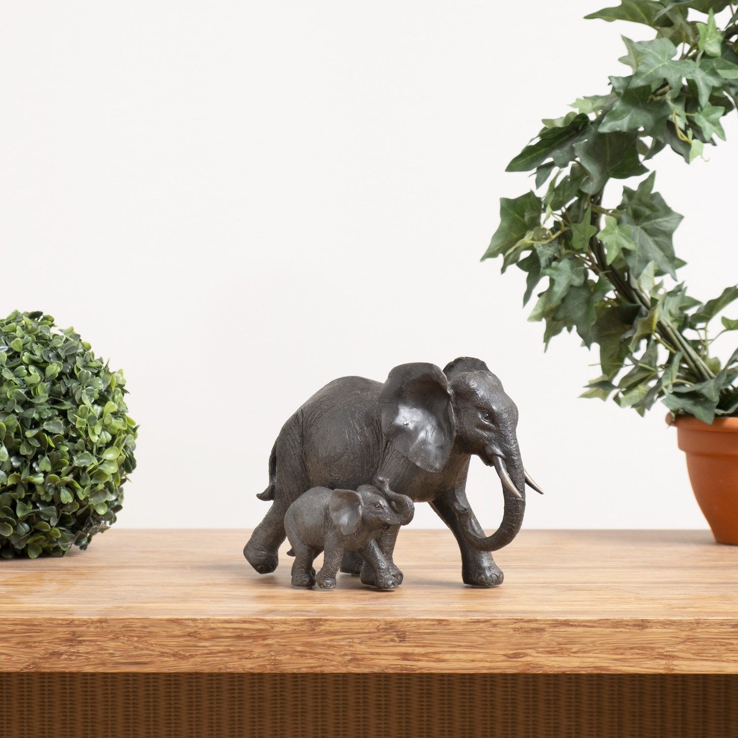Moritz Dekofigur Deko-Figur Elefantenmutter mit Kind spazieren dunkelbraun, Polyresin Figuren Deko Geschenk Geometrische TierFigur Modern Skulptur