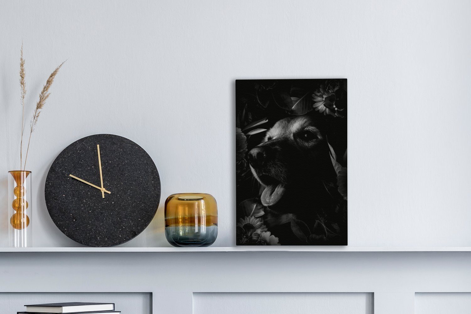 OneMillionCanvasses® Leinwandbild Leinwandbild inkl. Botanischer (1 St), Hintergrund dunklem Gemälde, bespannt Hund und - schwarz Zackenaufhänger, 20x30 weiß, cm fertig vor