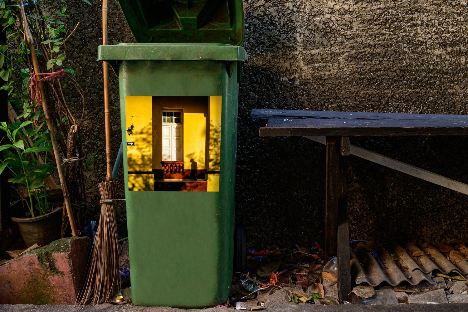 Sticker, MuchoWow - Schatten - Tür Wandsticker Abfalbehälter Mülleimer-aufkleber, Gelb Mülltonne, Architektur Container, (1 St), -