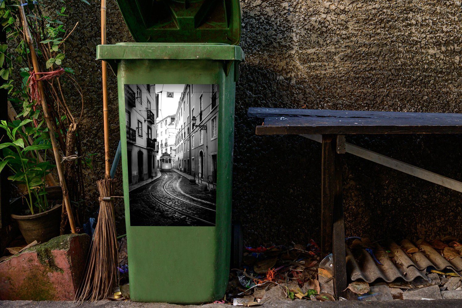 Lissabon Alfama MuchoWow Sticker, und - Portugiesisch (1 Straßenbahn Wandsticker Abfalbehälter in St), weiß Container, Mülleimer-aufkleber, schwarz Mülltonne,